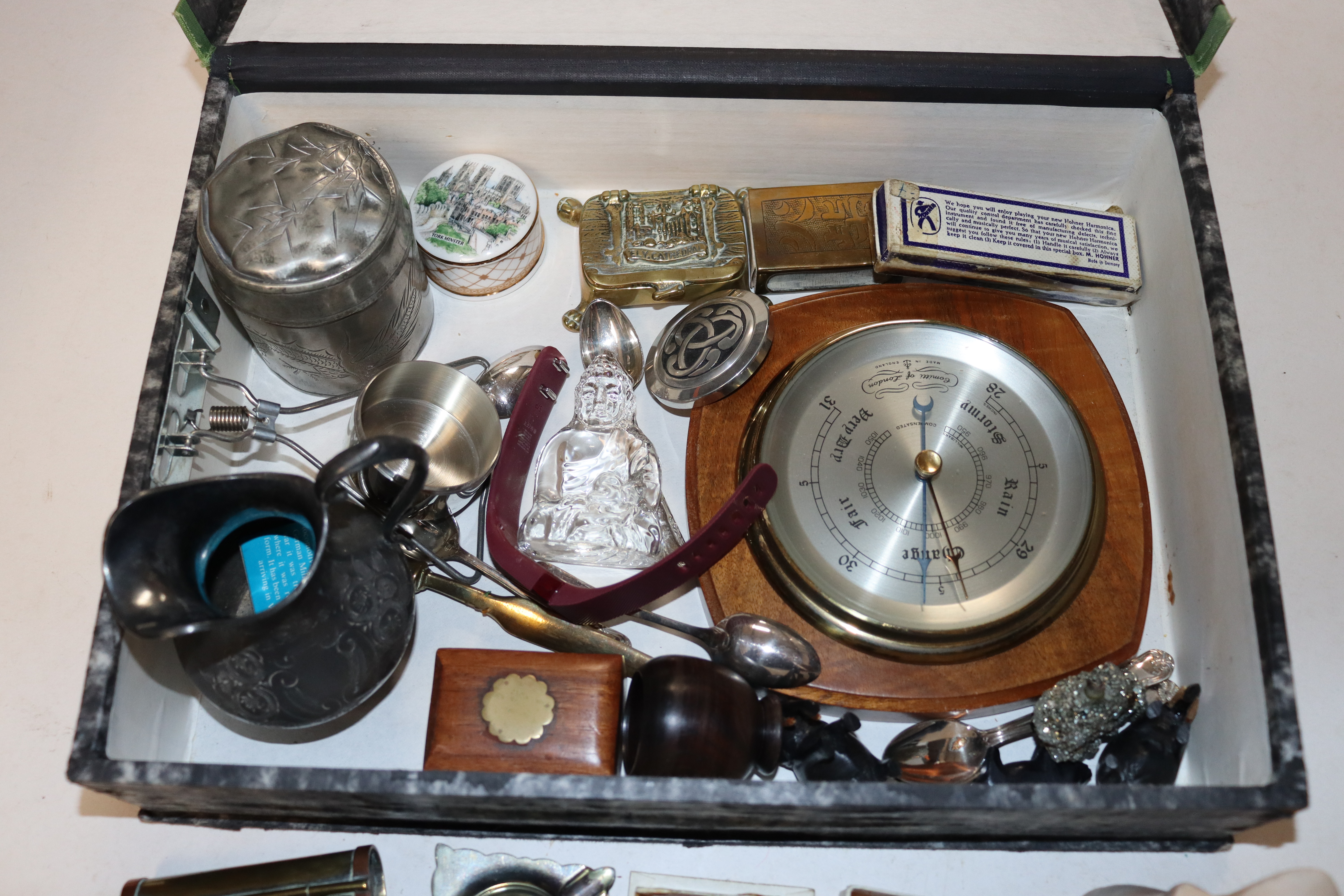 A box of small sundry items to include barometer, - Bild 3 aus 3