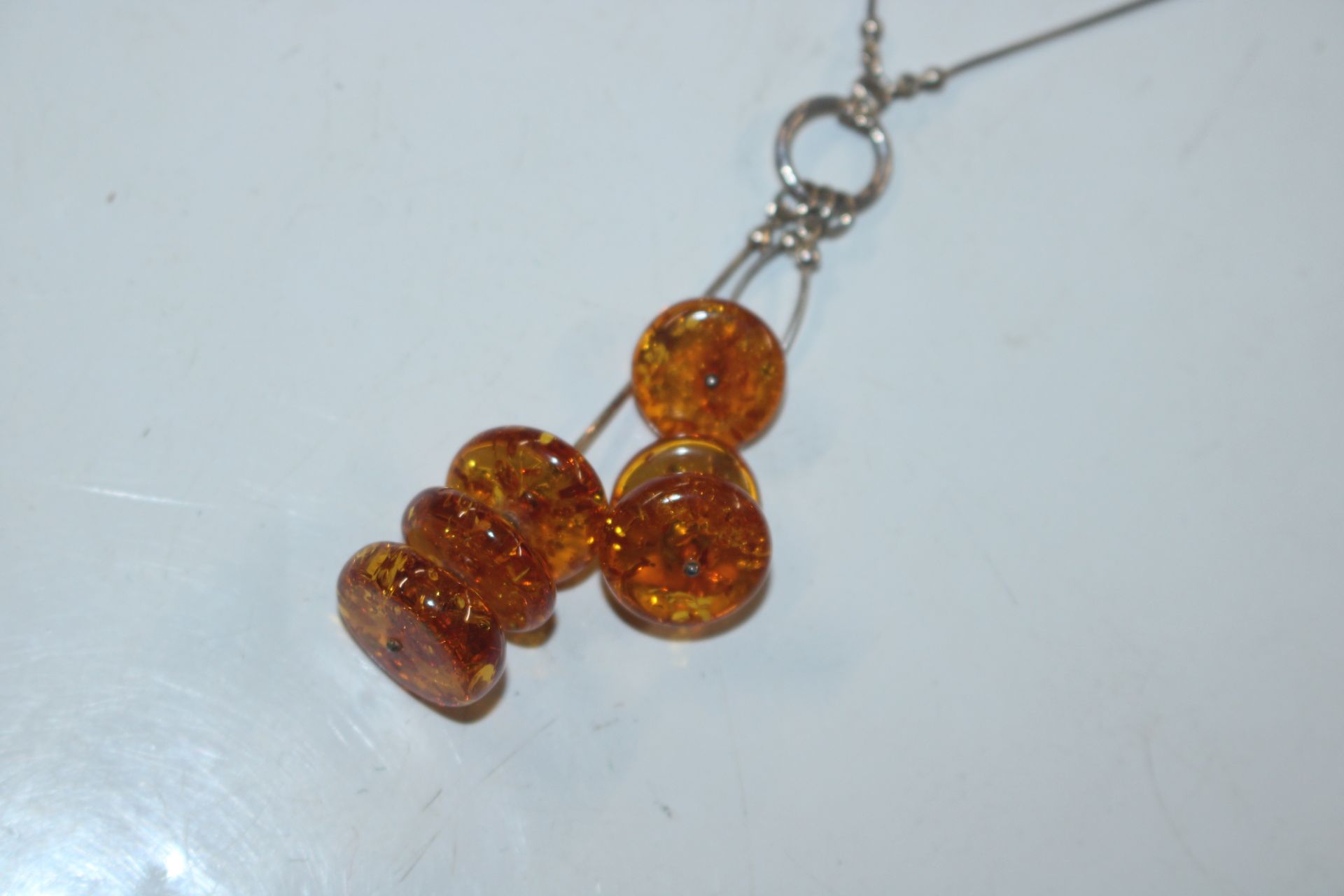 A silver and amber necklace - Image 2 of 4