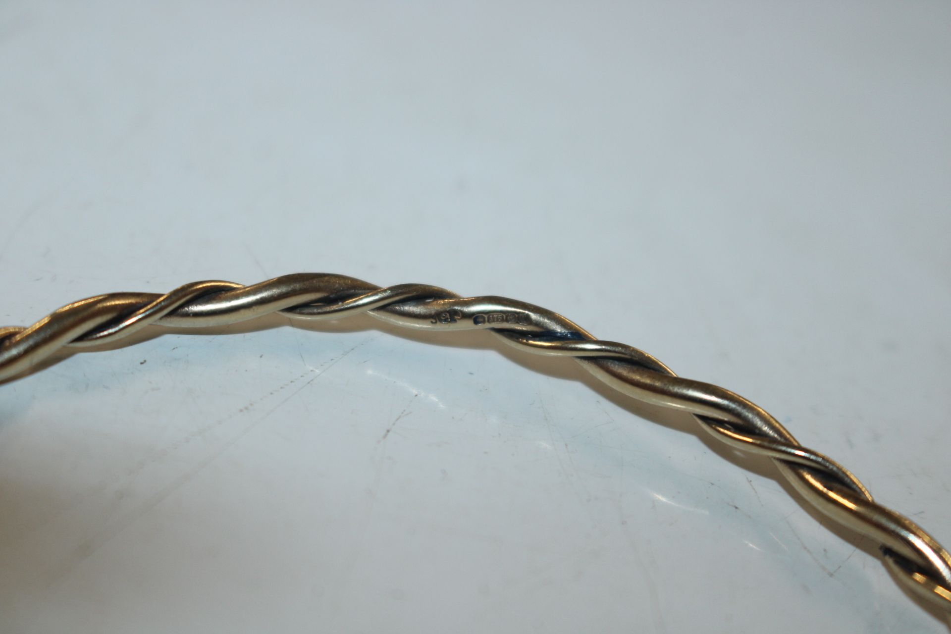 A near pair of 9ct gold bangles, total weight appr - Image 5 of 5