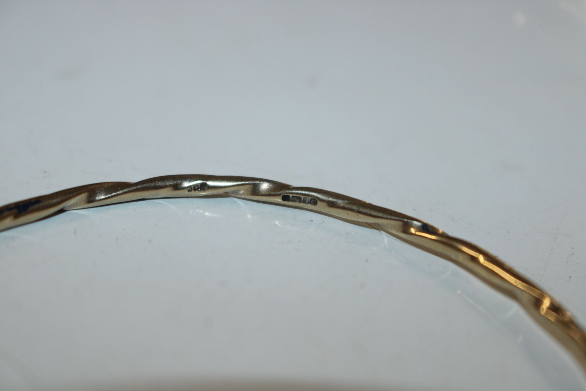 A near pair of 9ct gold bangles, total weight appr - Image 3 of 5