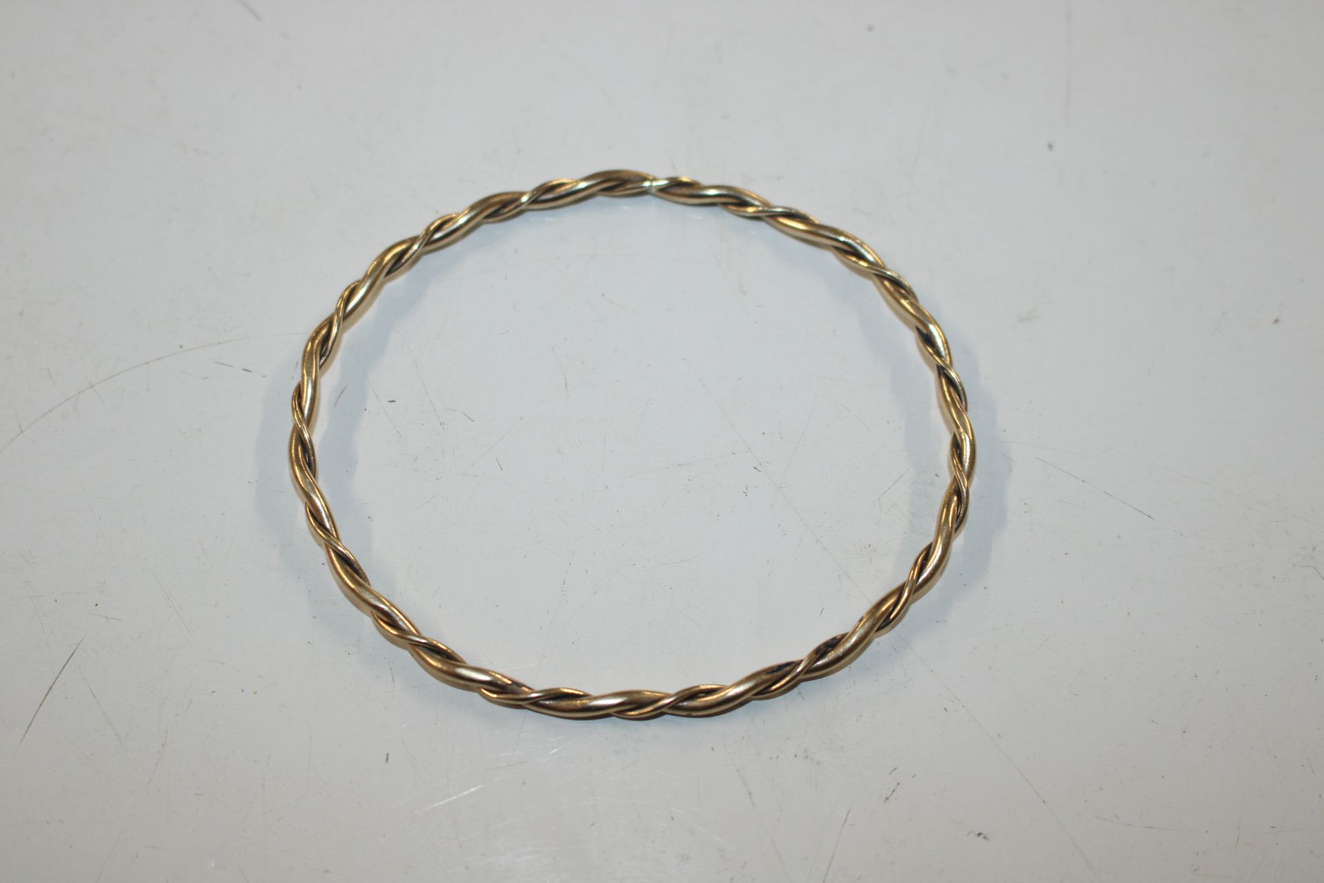 A near pair of 9ct gold bangles, total weight appr - Image 4 of 5