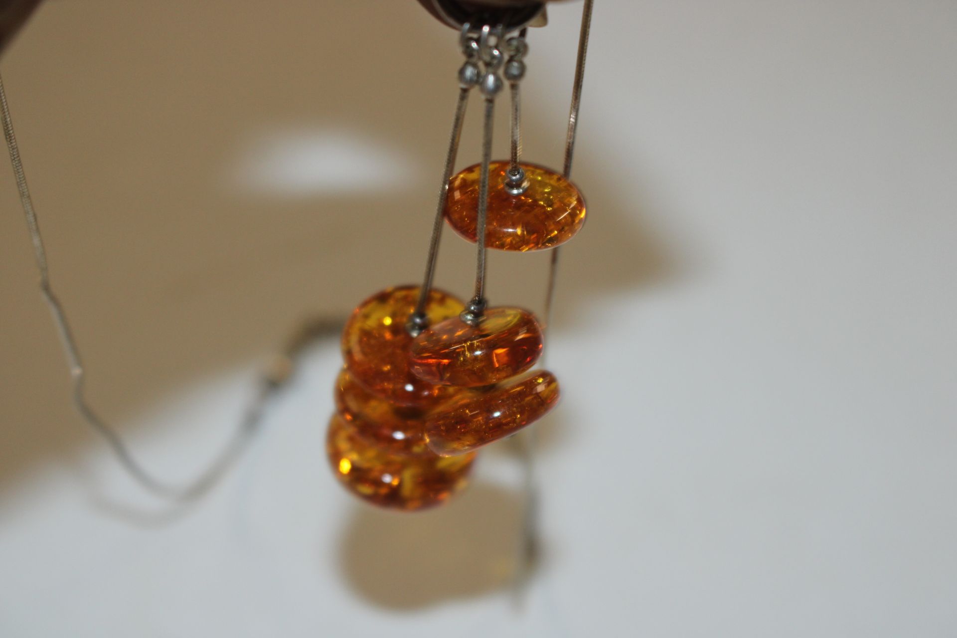 A silver and amber necklace - Image 3 of 4