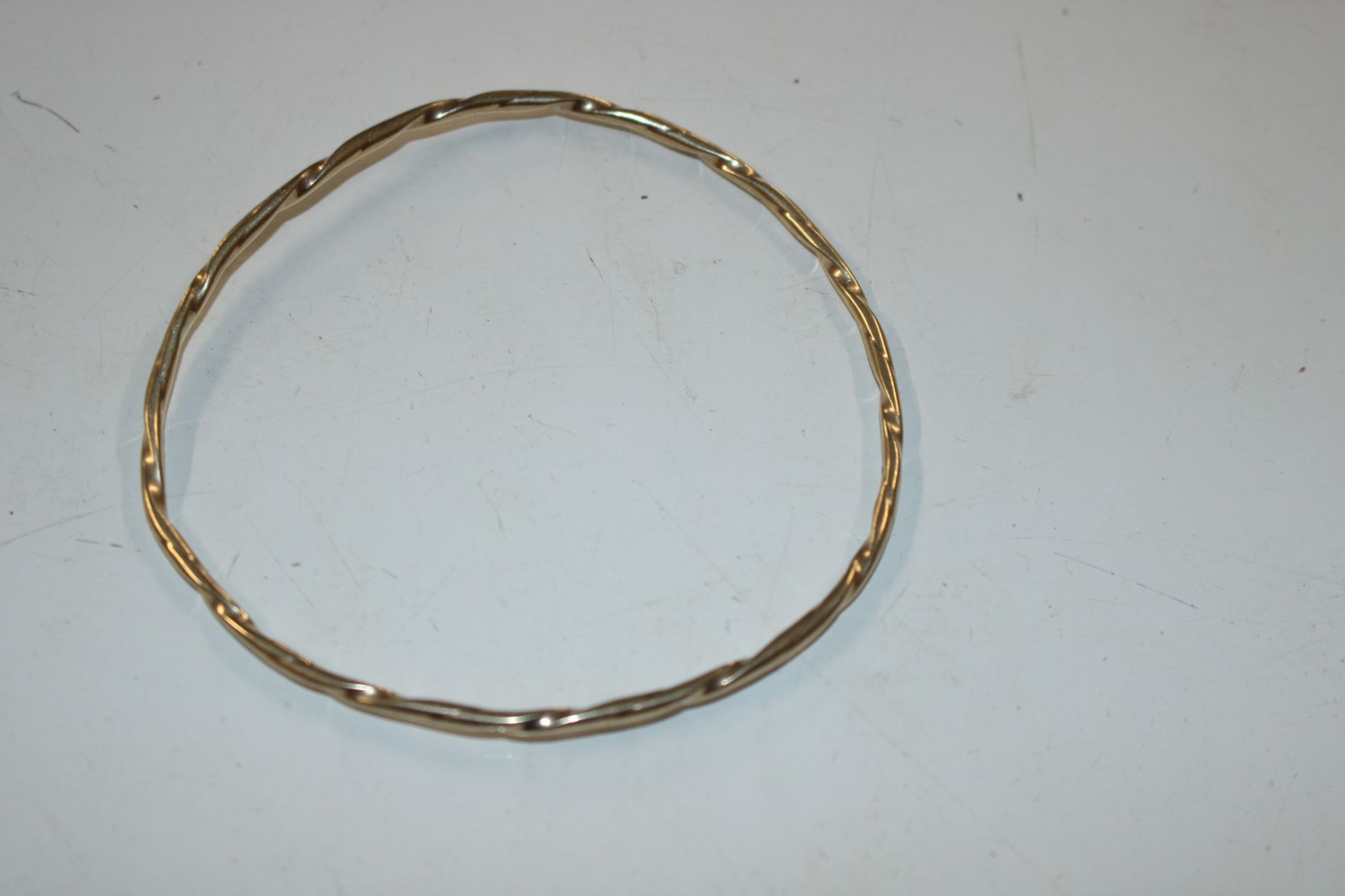 A near pair of 9ct gold bangles, total weight appr - Image 2 of 5