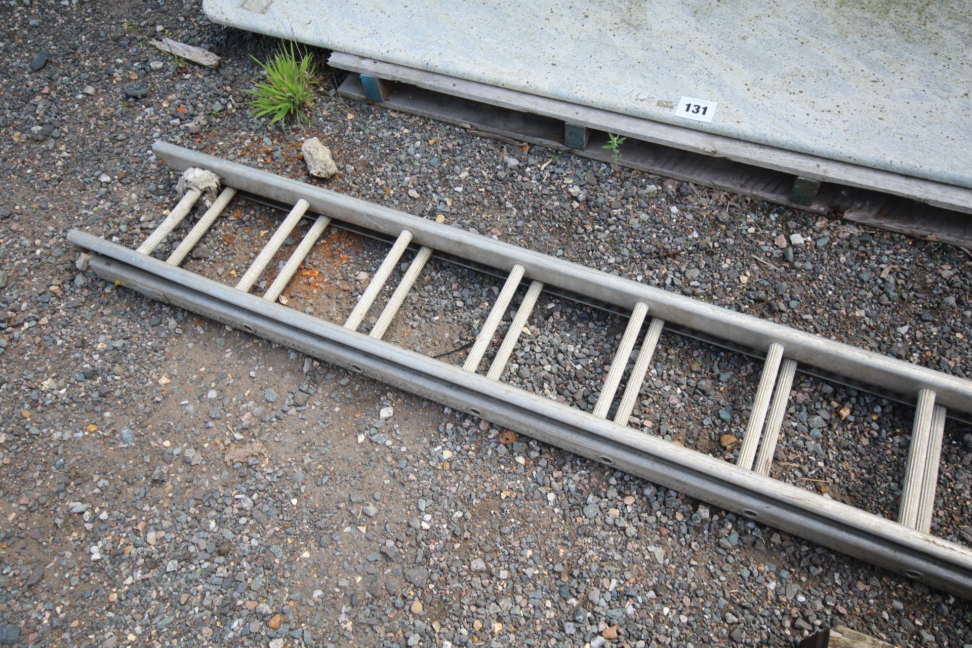 Aluminium extending ladder. - Image 5 of 5