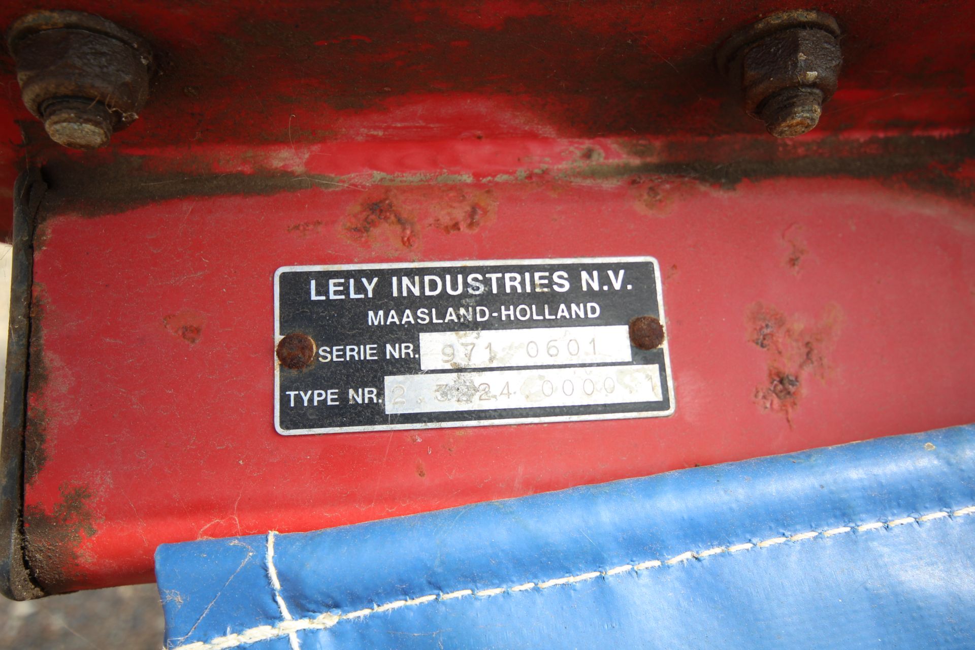 Lely Centreliner twin disc fertiliser spreader. V - Image 14 of 14