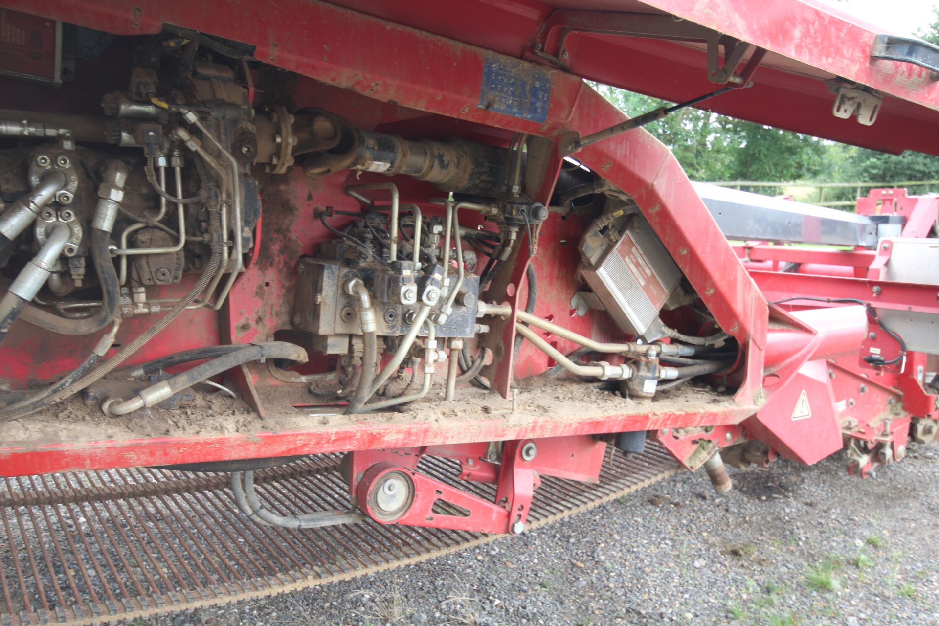 Grimme GT70 trailed potato harvester. 2011. Serial number 45001088. 16.5/85-28 and 620/50B22.5 - Image 34 of 41