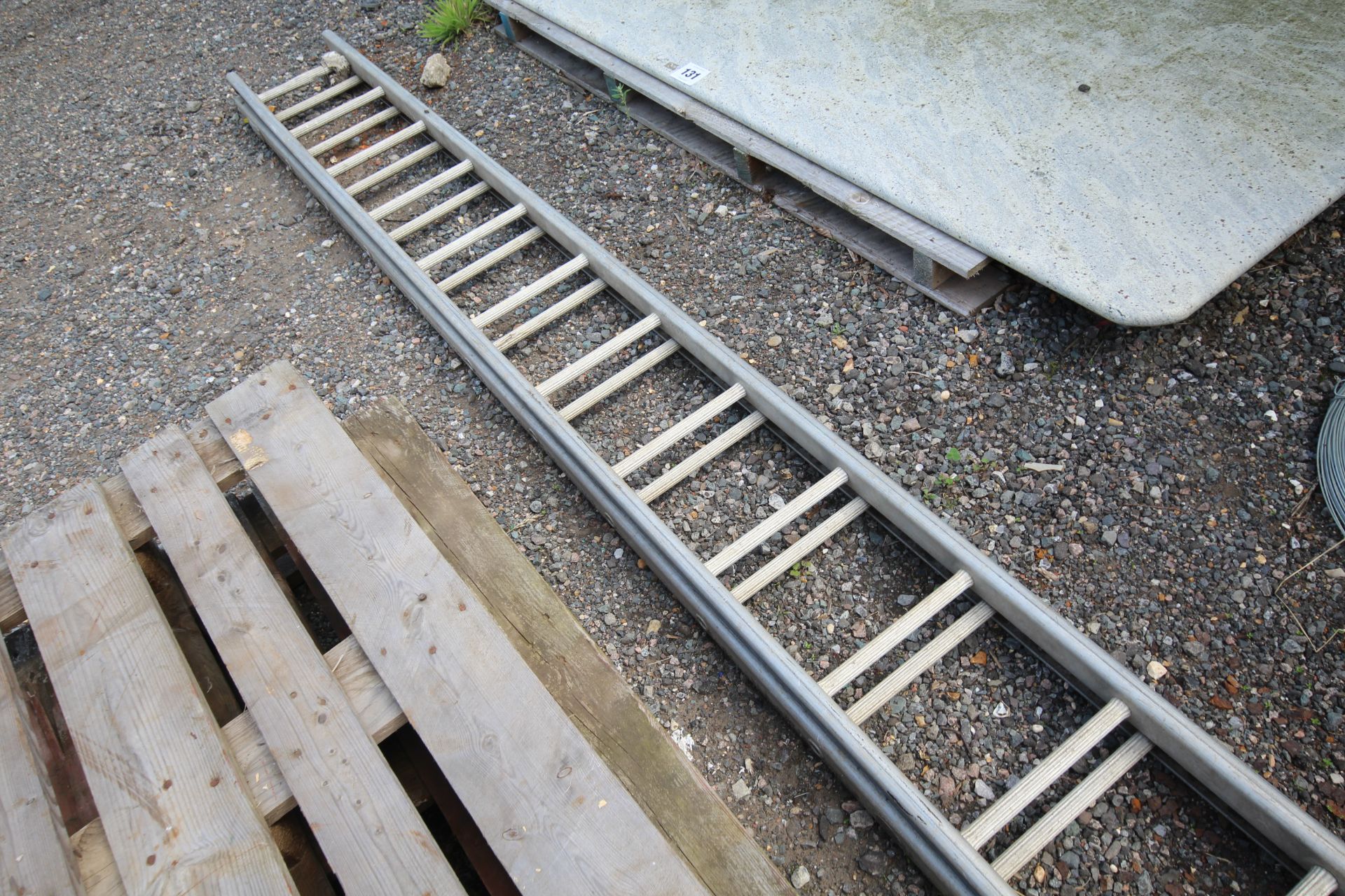 Aluminium extending ladder. - Image 4 of 5