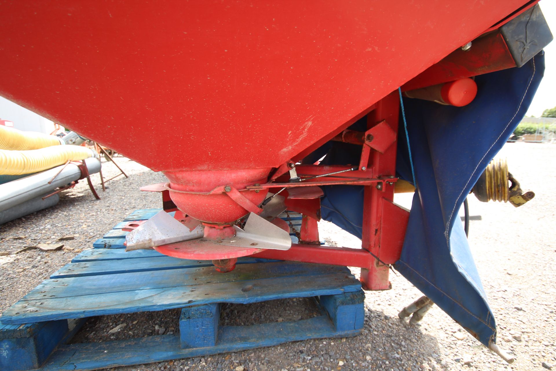 Lely Centreliner twin disc fertiliser spreader. V - Image 9 of 14