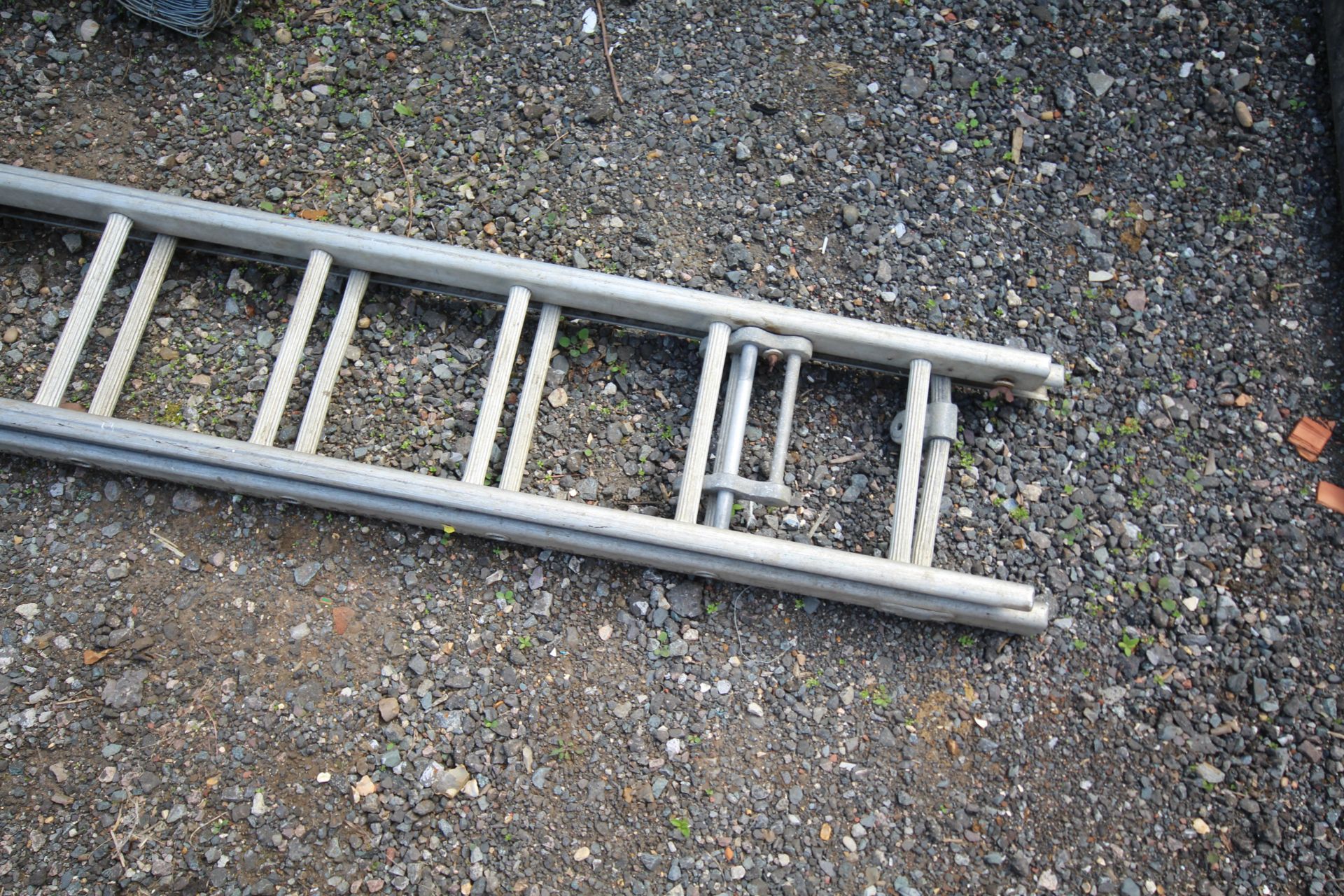 Aluminium extending ladder. - Image 2 of 5