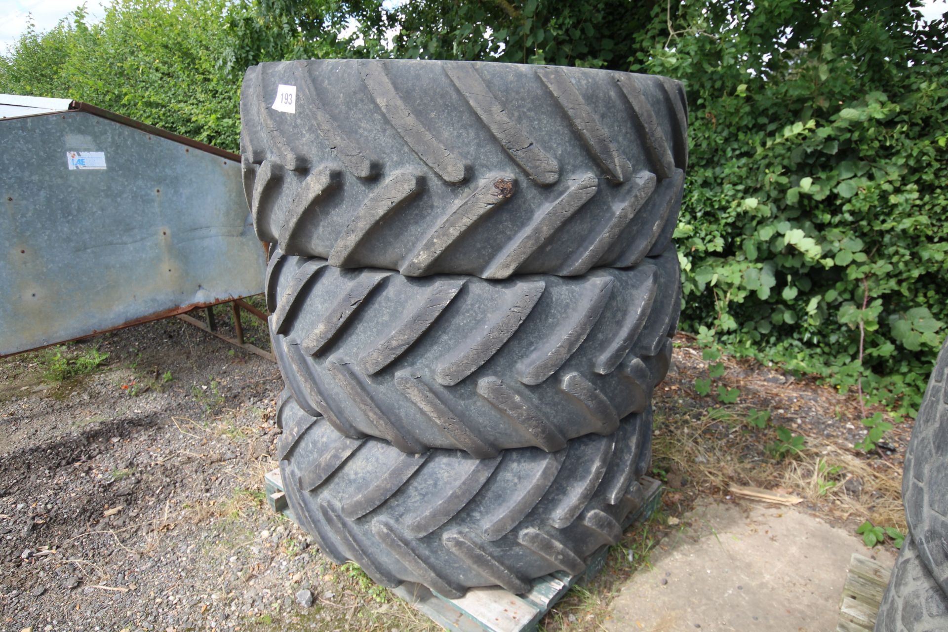 3x 540/65R30 Michelin tyres. V