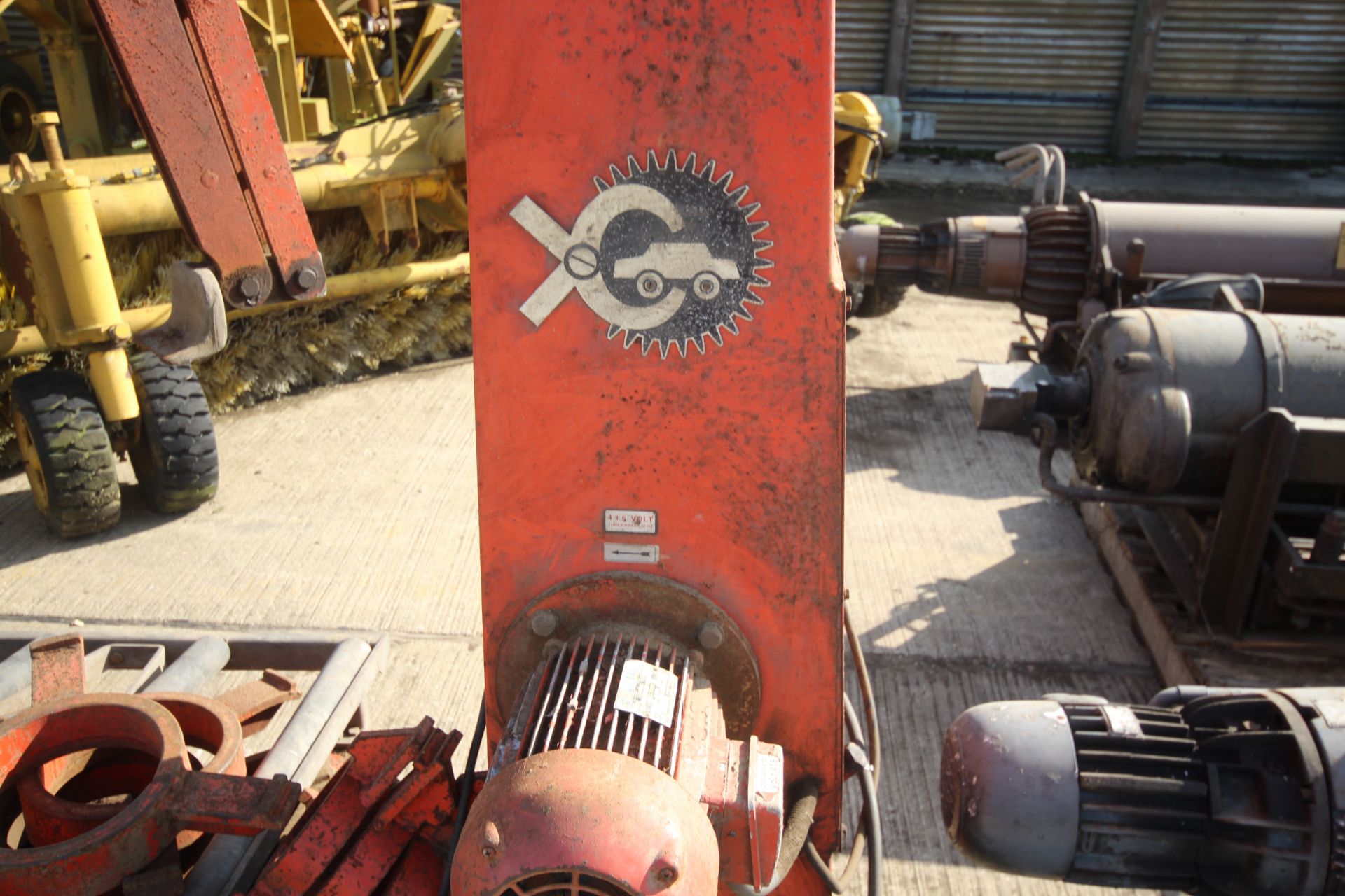 Ursus heavy duty air operated tyre changing machin - Image 11 of 15