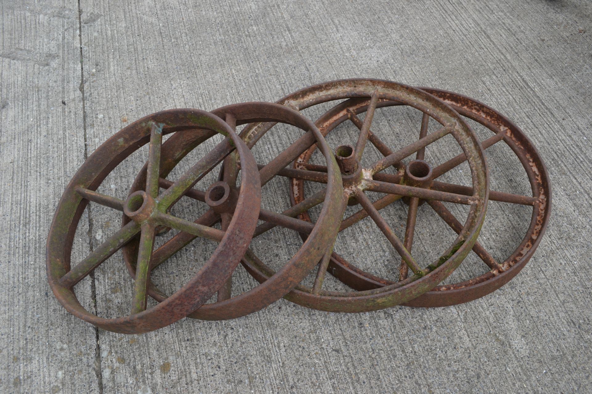 Matching set of 4x cast iron wheels. - Image 2 of 5