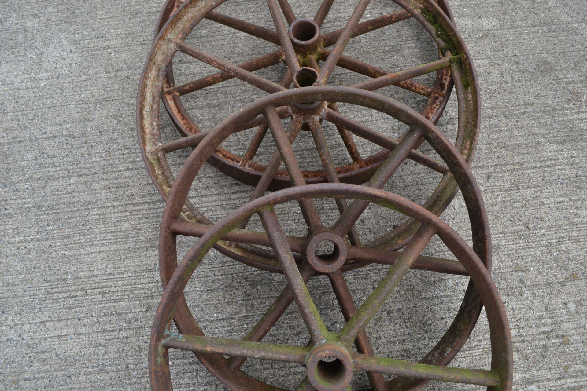 Matching set of 4x cast iron wheels. - Image 4 of 5