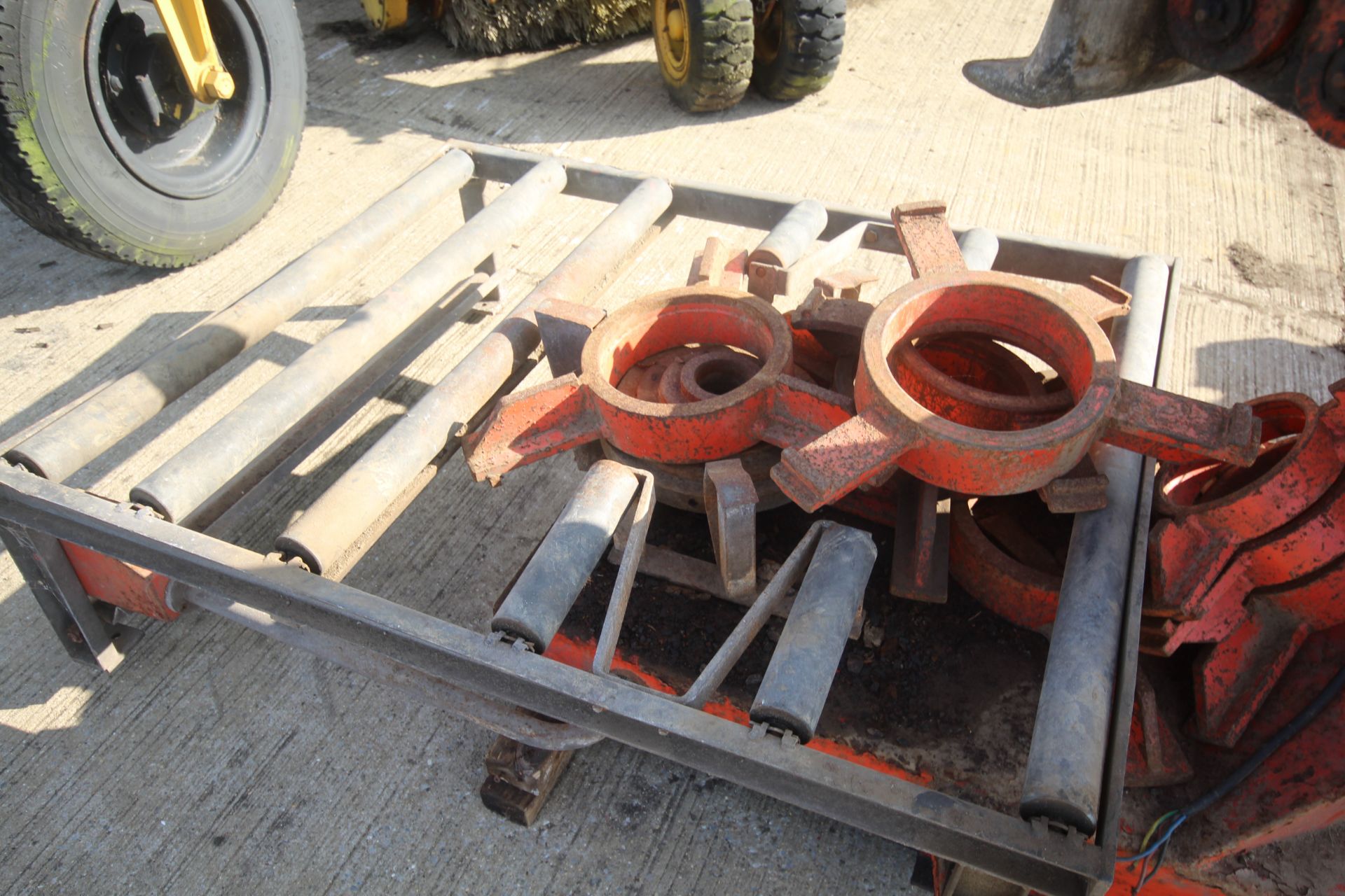 Ursus heavy duty air operated tyre changing machin - Image 14 of 15