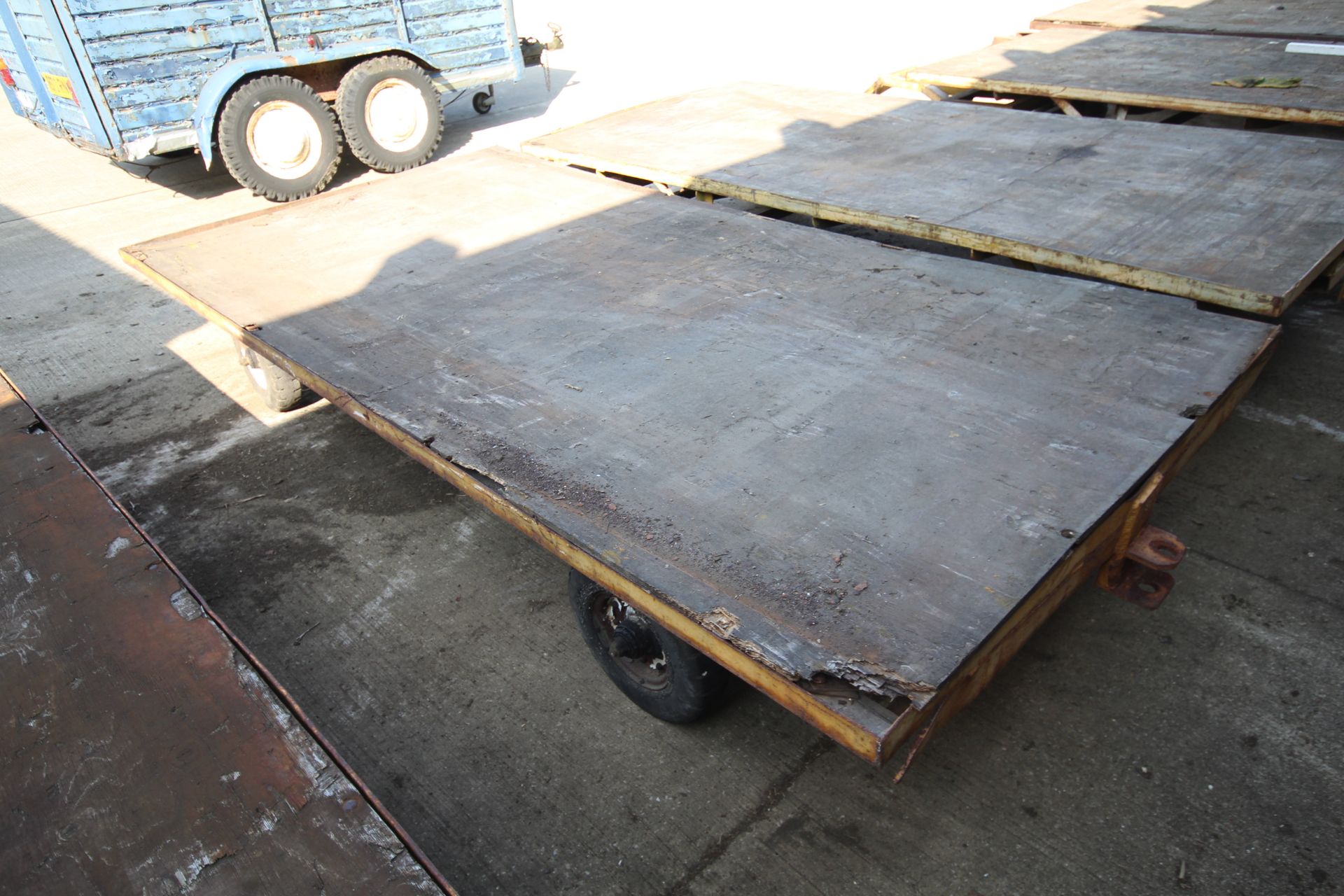 4-wheel turntable factory trailer. With solid tyres. - Image 4 of 15