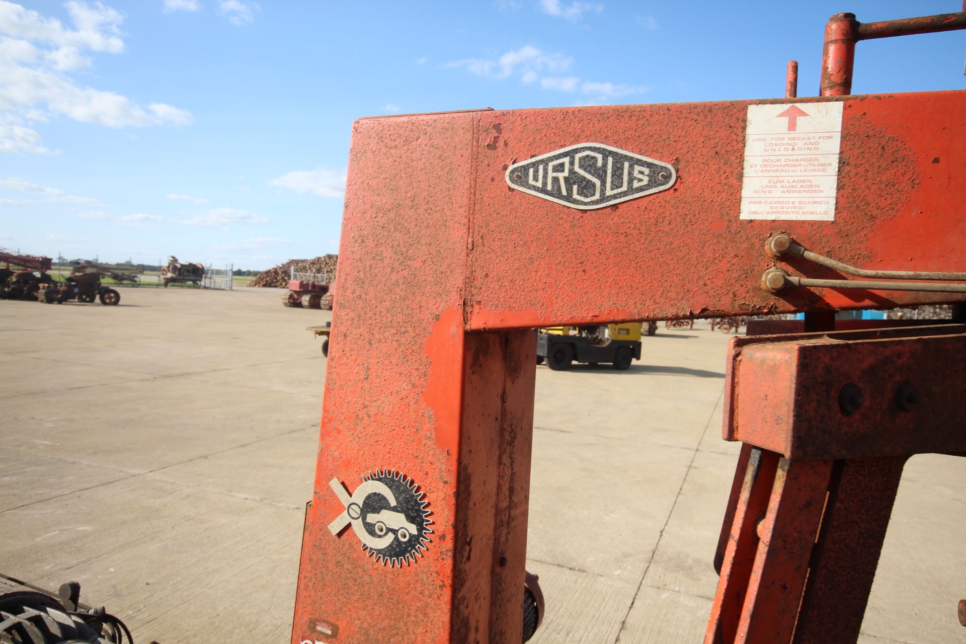 Ursus heavy duty air operated tyre changing machin - Image 5 of 15