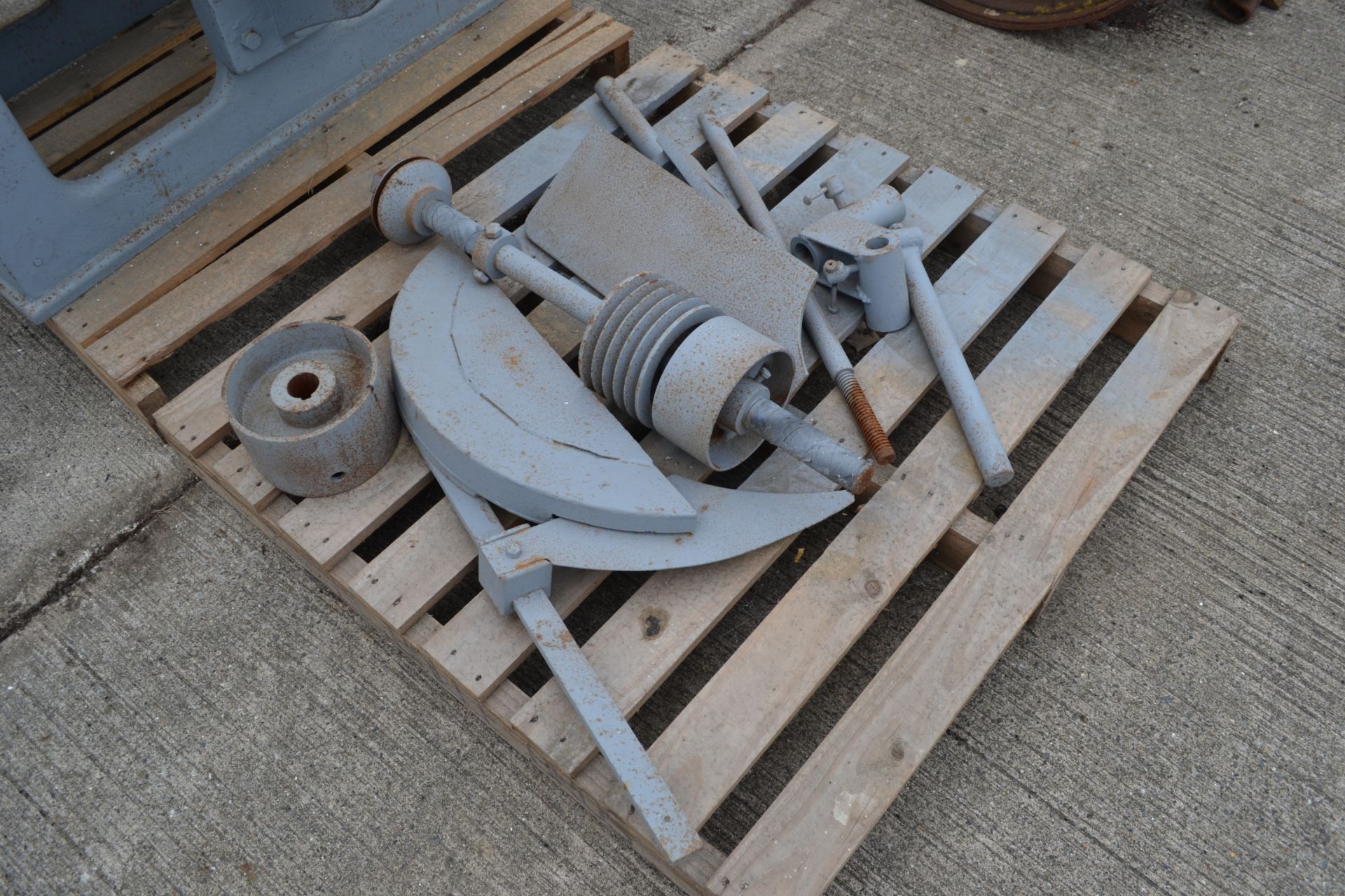 Cast iron rise and fall saw bench base. With parts. - Image 2 of 6