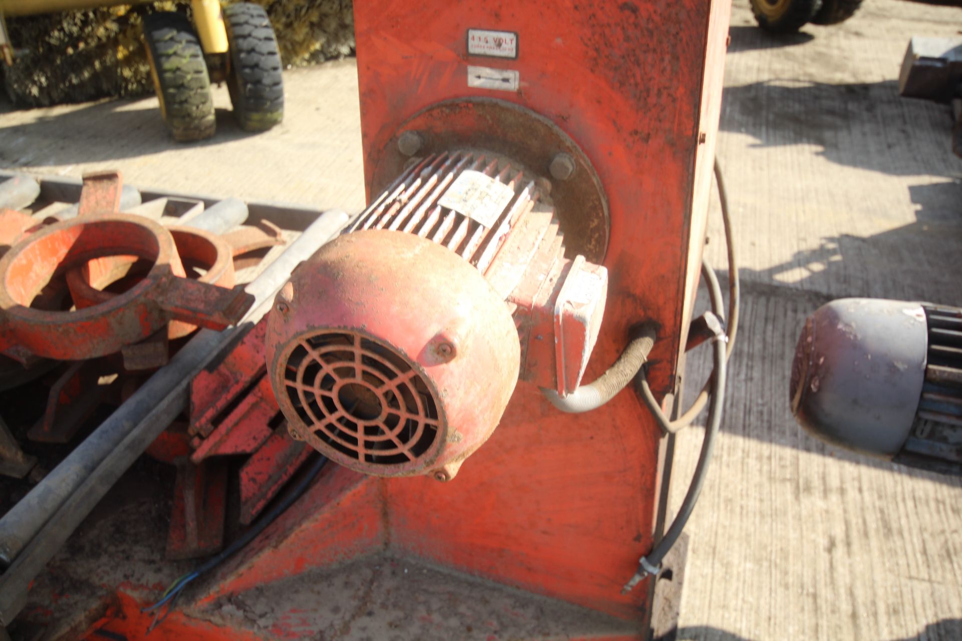 Ursus heavy duty air operated tyre changing machin - Image 12 of 15