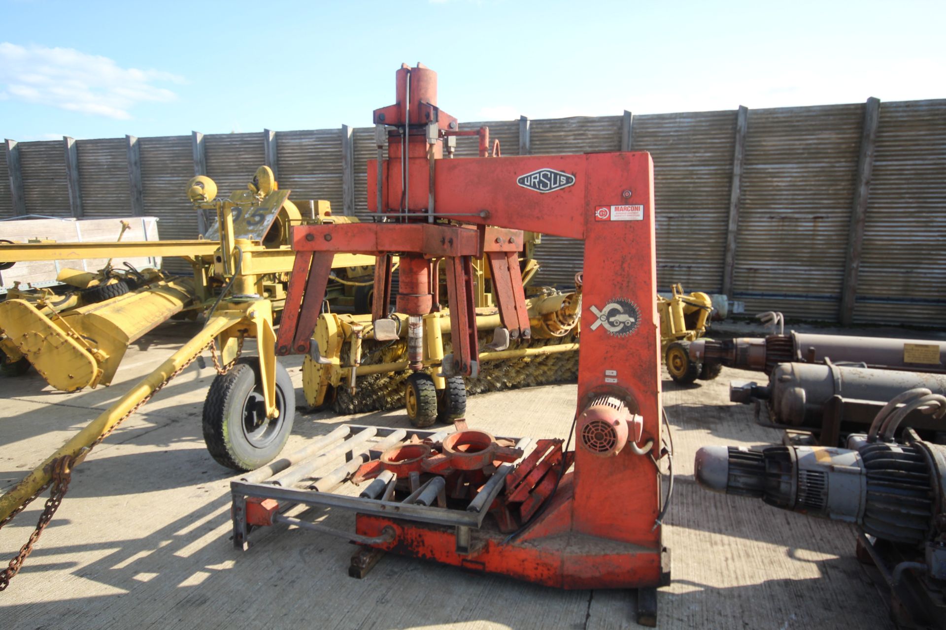 Ursus heavy duty air operated tyre changing machin