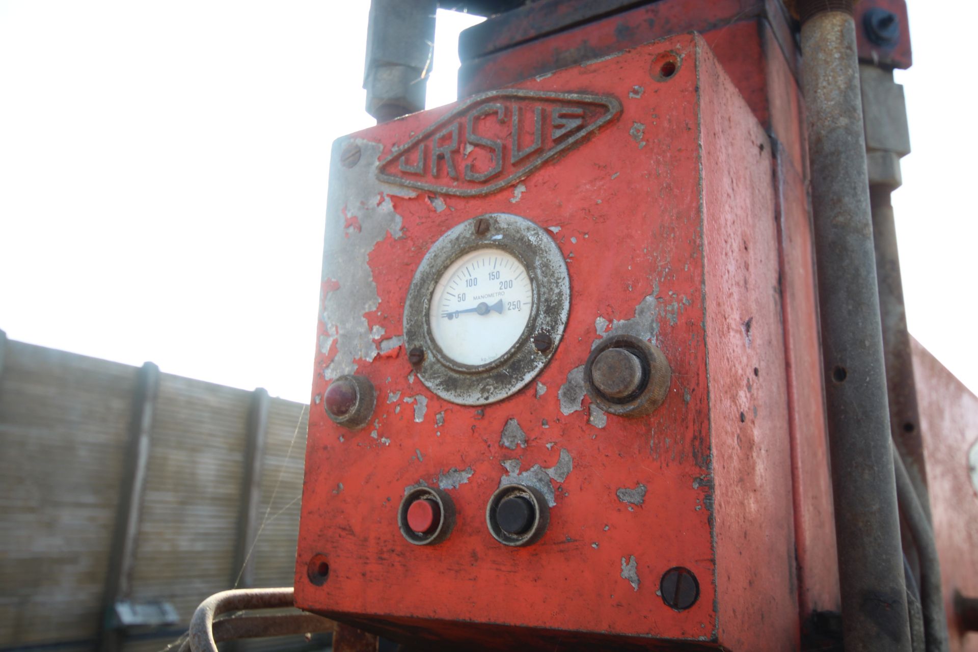 Ursus heavy duty air operated tyre changing machin - Image 15 of 15