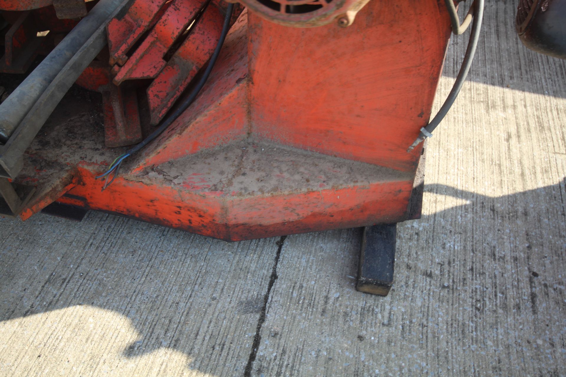 Ursus heavy duty air operated tyre changing machin - Image 13 of 15