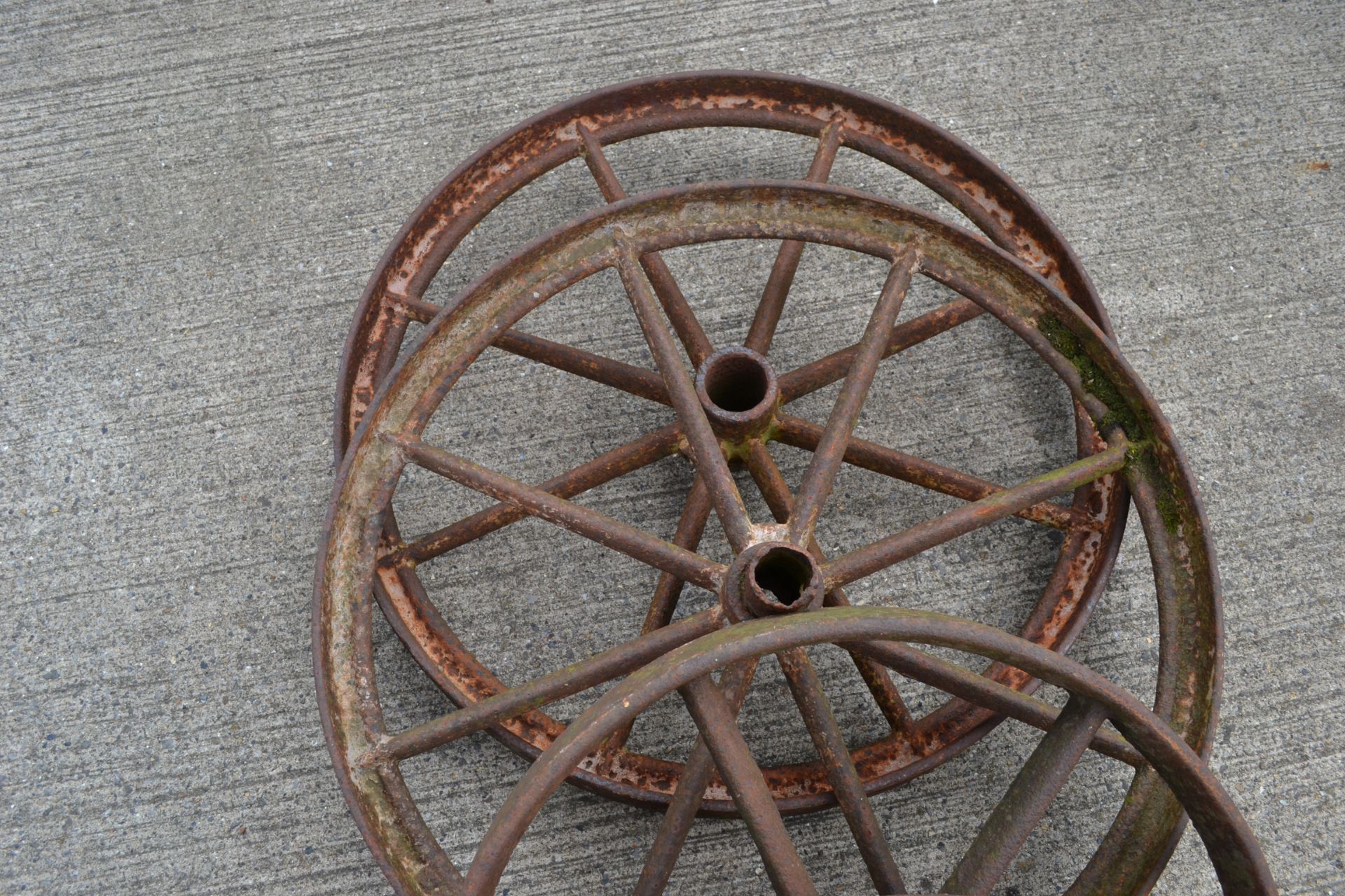 Matching set of 4x cast iron wheels. - Image 5 of 5