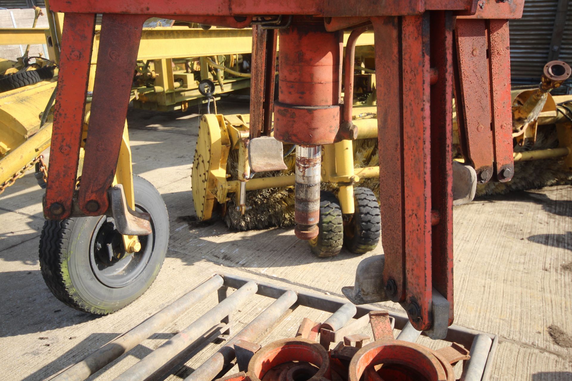 Ursus heavy duty air operated tyre changing machin - Image 9 of 15