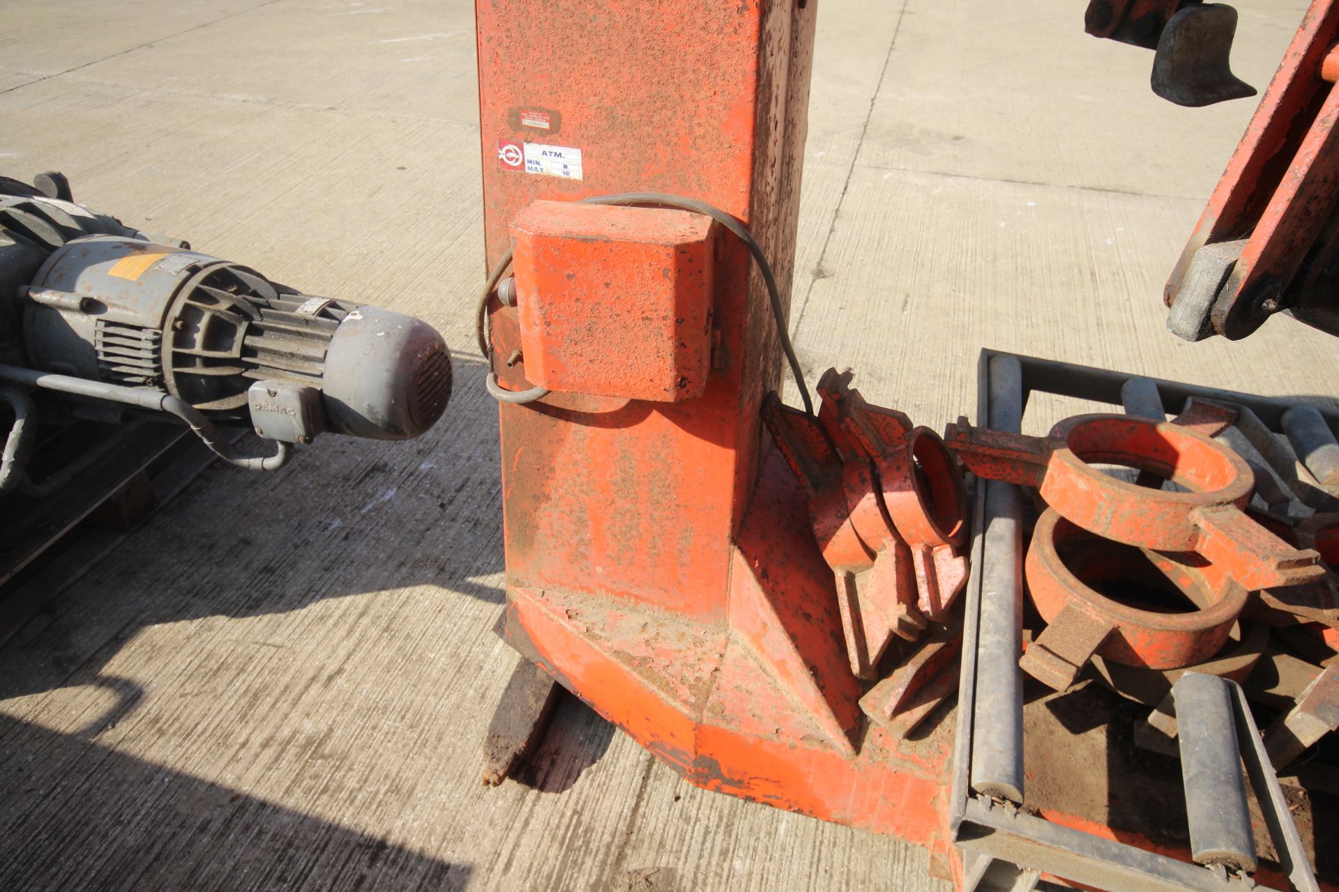 Ursus heavy duty air operated tyre changing machin - Image 6 of 15