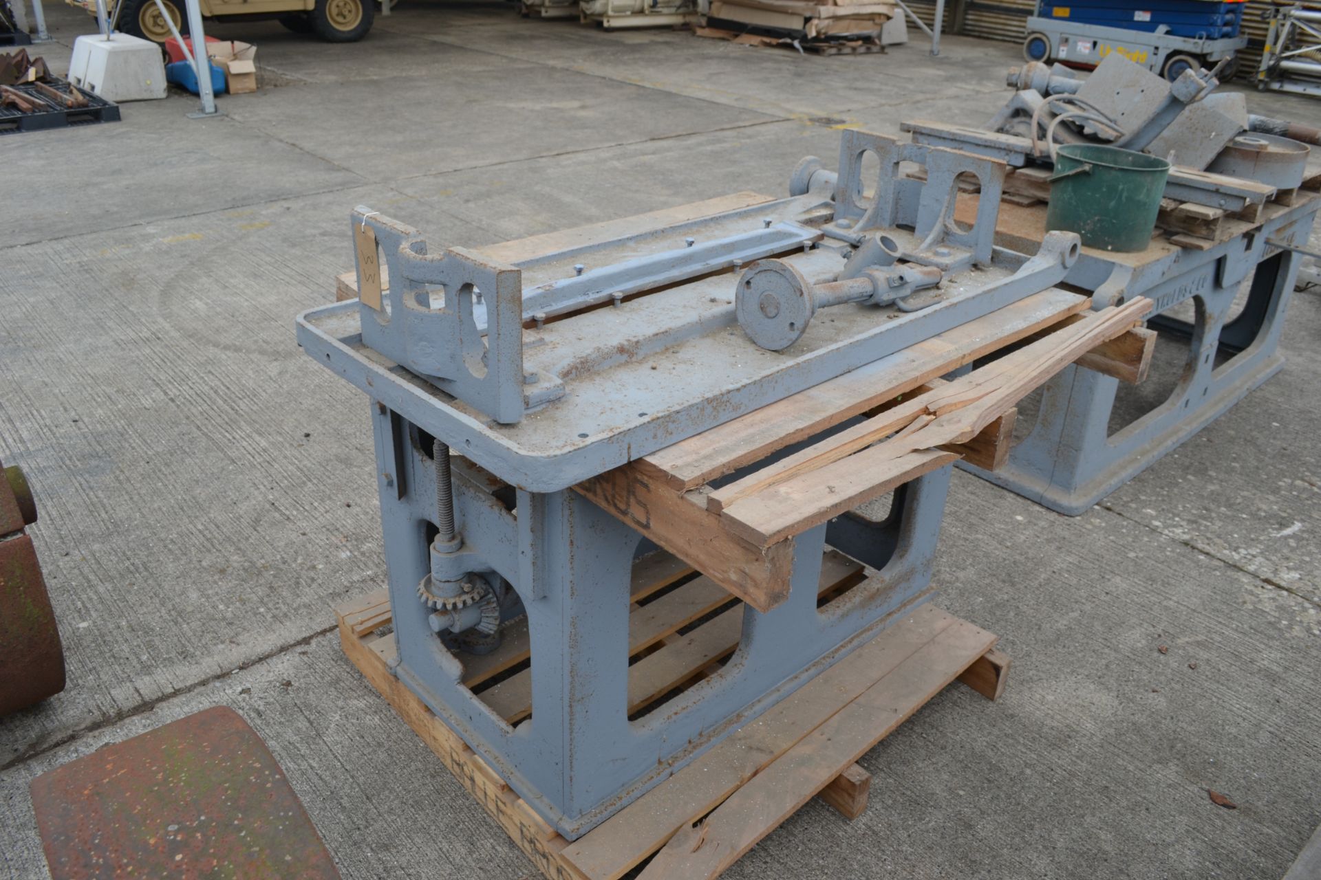 Cast iron rise and fall saw bench base. With parts. - Image 5 of 6