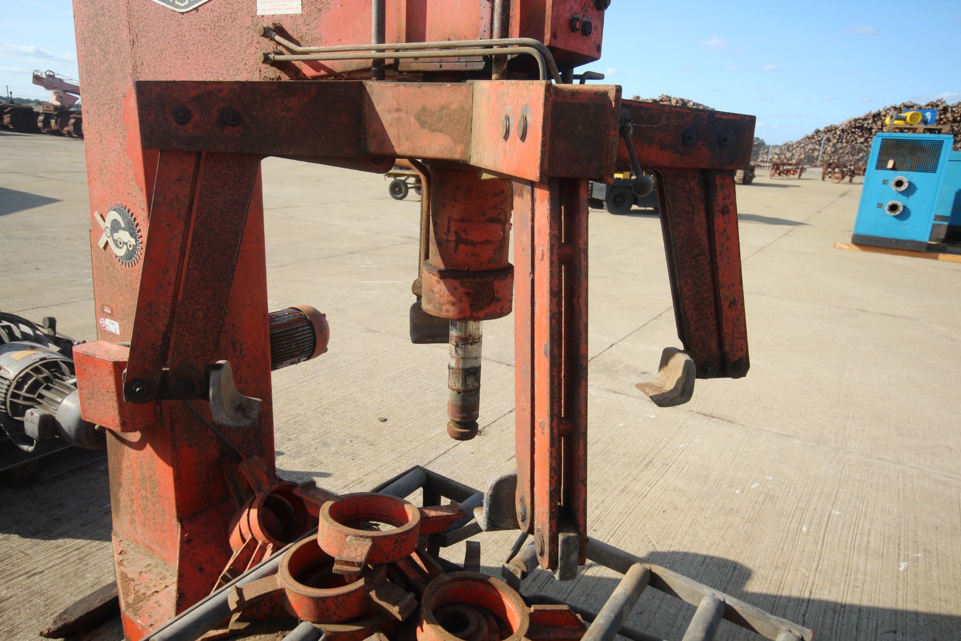 Ursus heavy duty air operated tyre changing machin - Image 4 of 15