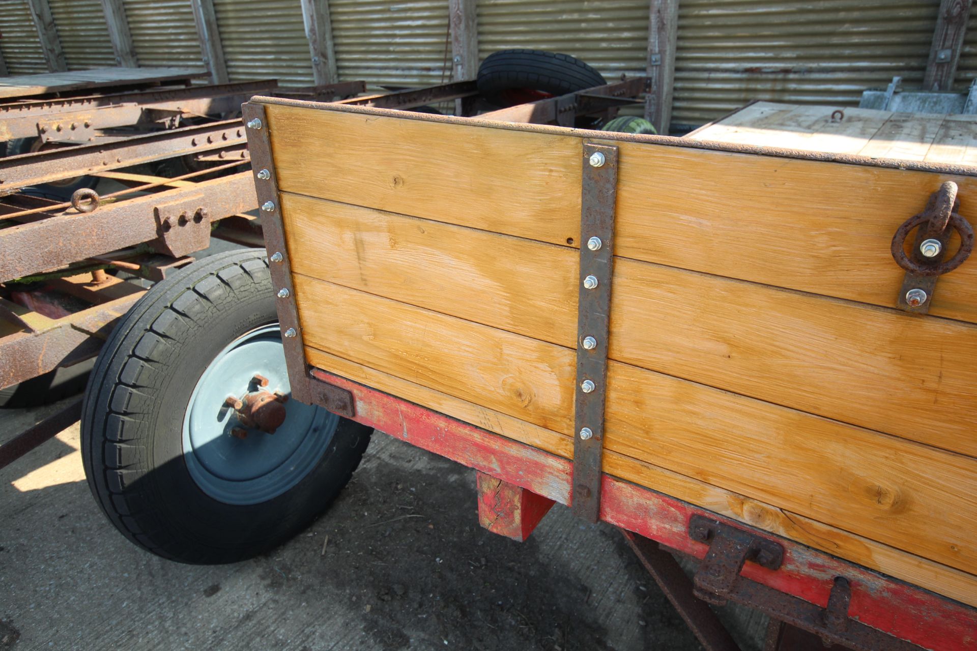 Single axle wooden chassis tipping trailer. - Image 9 of 18