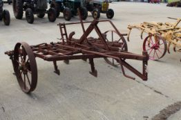 Heavy trailed cultivator for crawler.