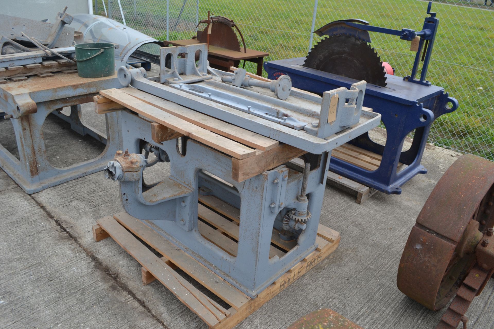 Cast iron rise and fall saw bench base. With parts. - Image 4 of 6