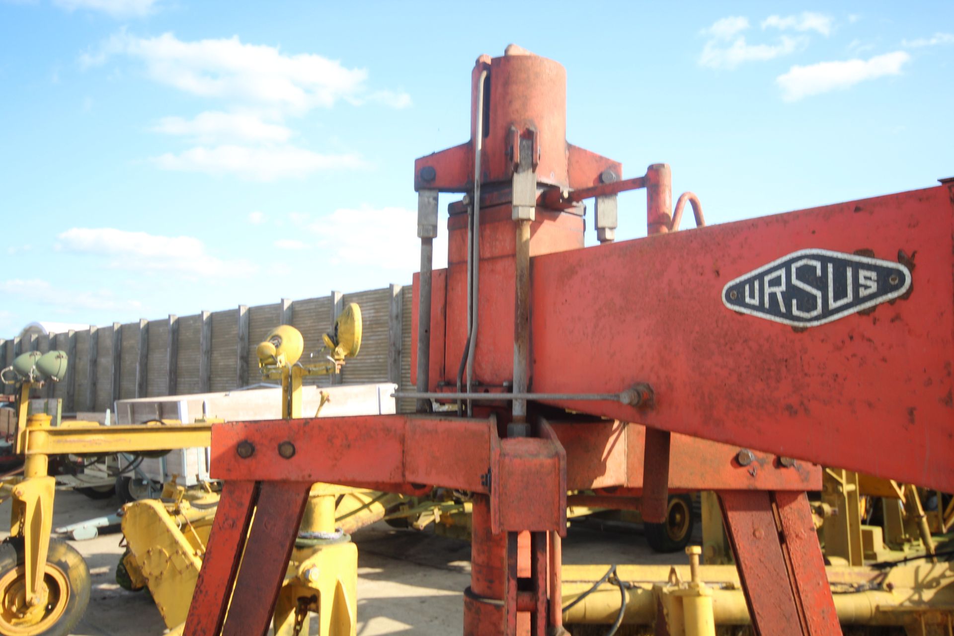 Ursus heavy duty air operated tyre changing machin - Image 8 of 15