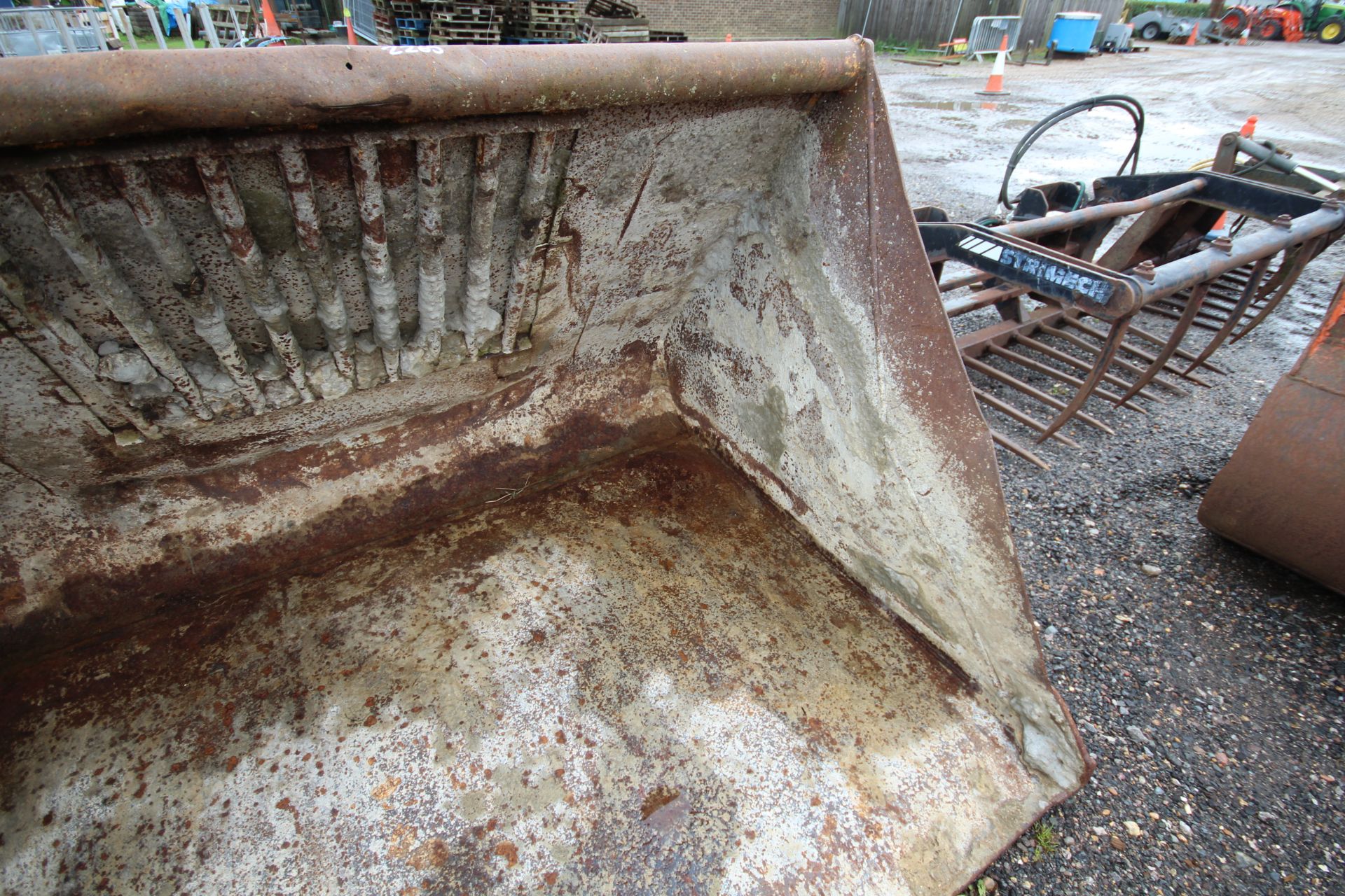 Large capacity 6ft loader bucket. Farm made Manitou brackets. V - Image 6 of 8