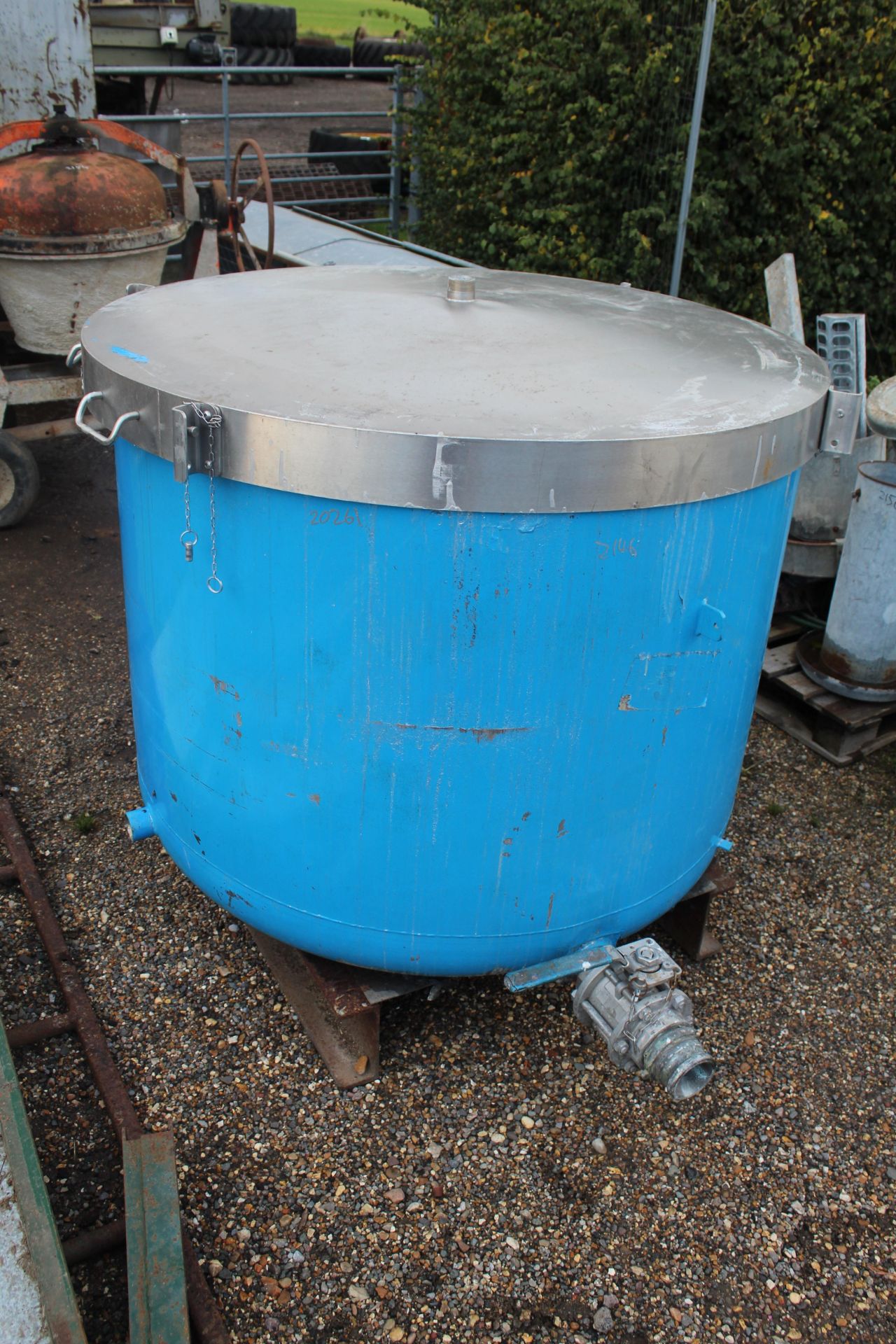 Stainless steel tank with lid.