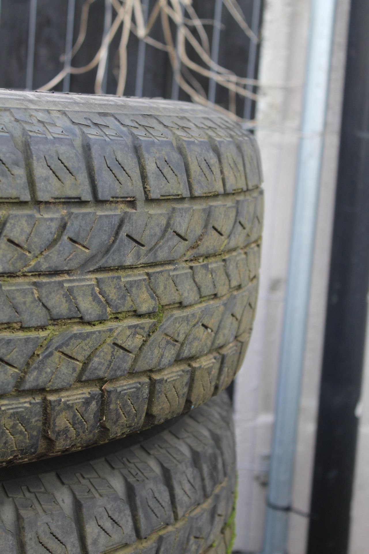 4x Kia alloy wheels and tyres. - Image 2 of 7