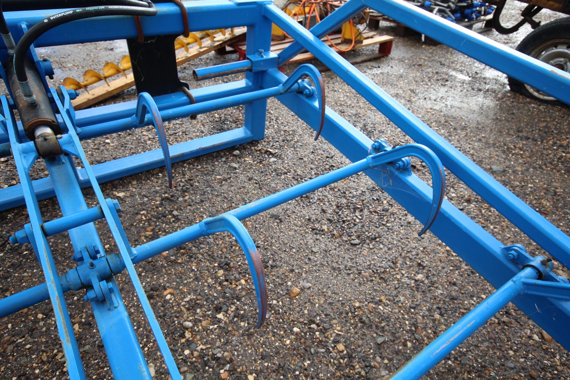 Flat 8 bale grab with guide rail. Manitou brackets. - Image 8 of 12
