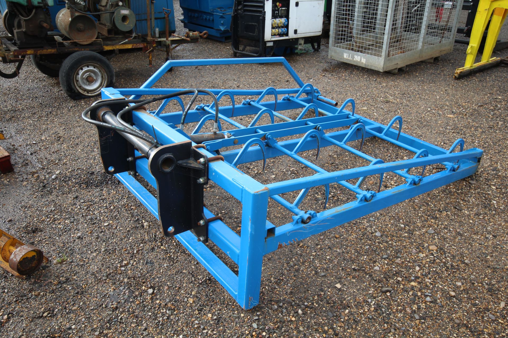 Flat 8 bale grab with guide rail. Manitou brackets. - Image 3 of 12