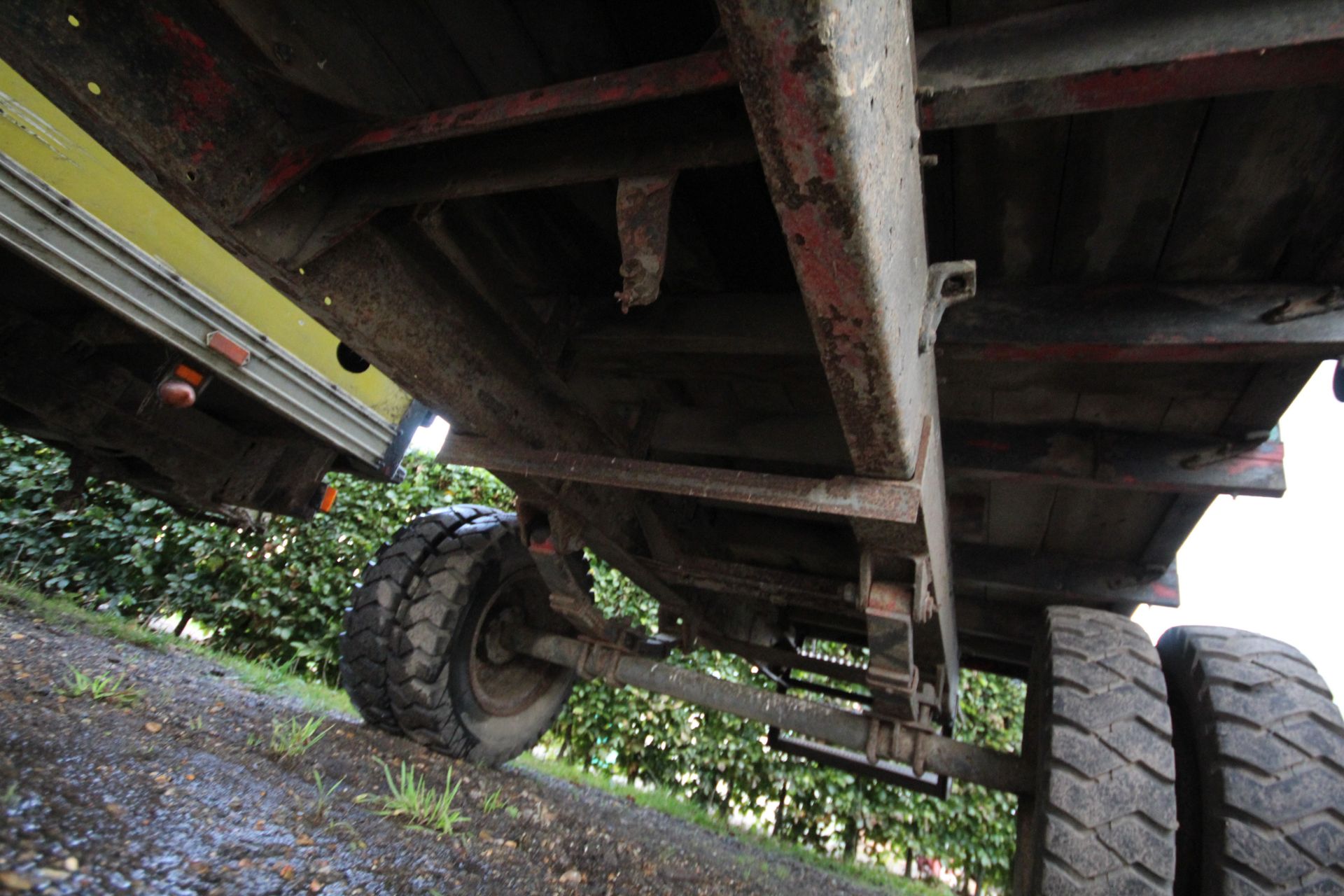 Single axle shoot trailer. With padded bench seats. V - Image 32 of 33