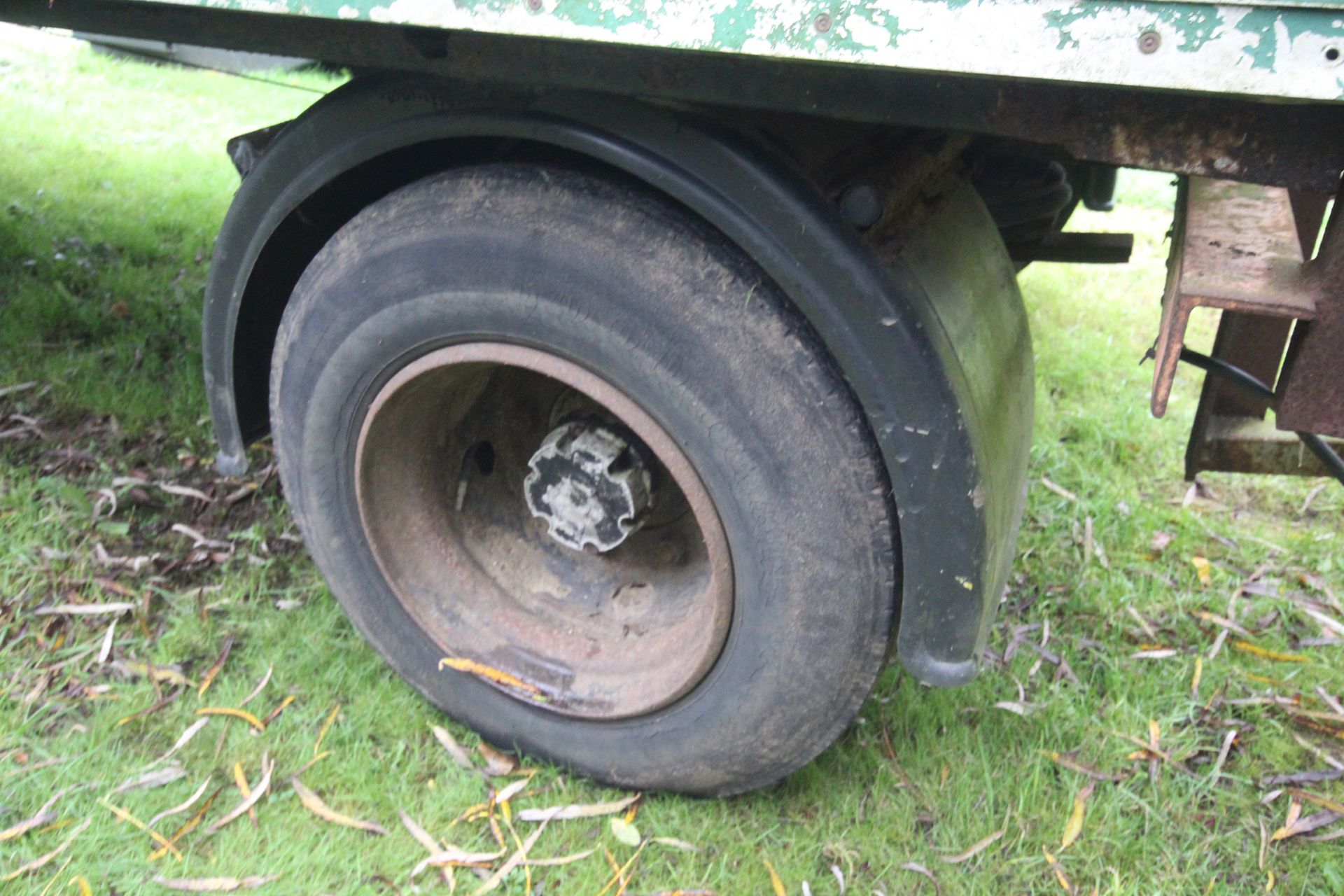 4-wheel turntable beavertail low loader trailer. With Manual ramps and front workshop. V - Image 17 of 25