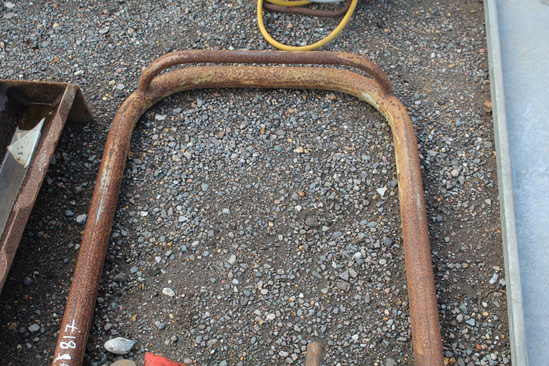 Roll bar for MF 135. V - Image 3 of 3