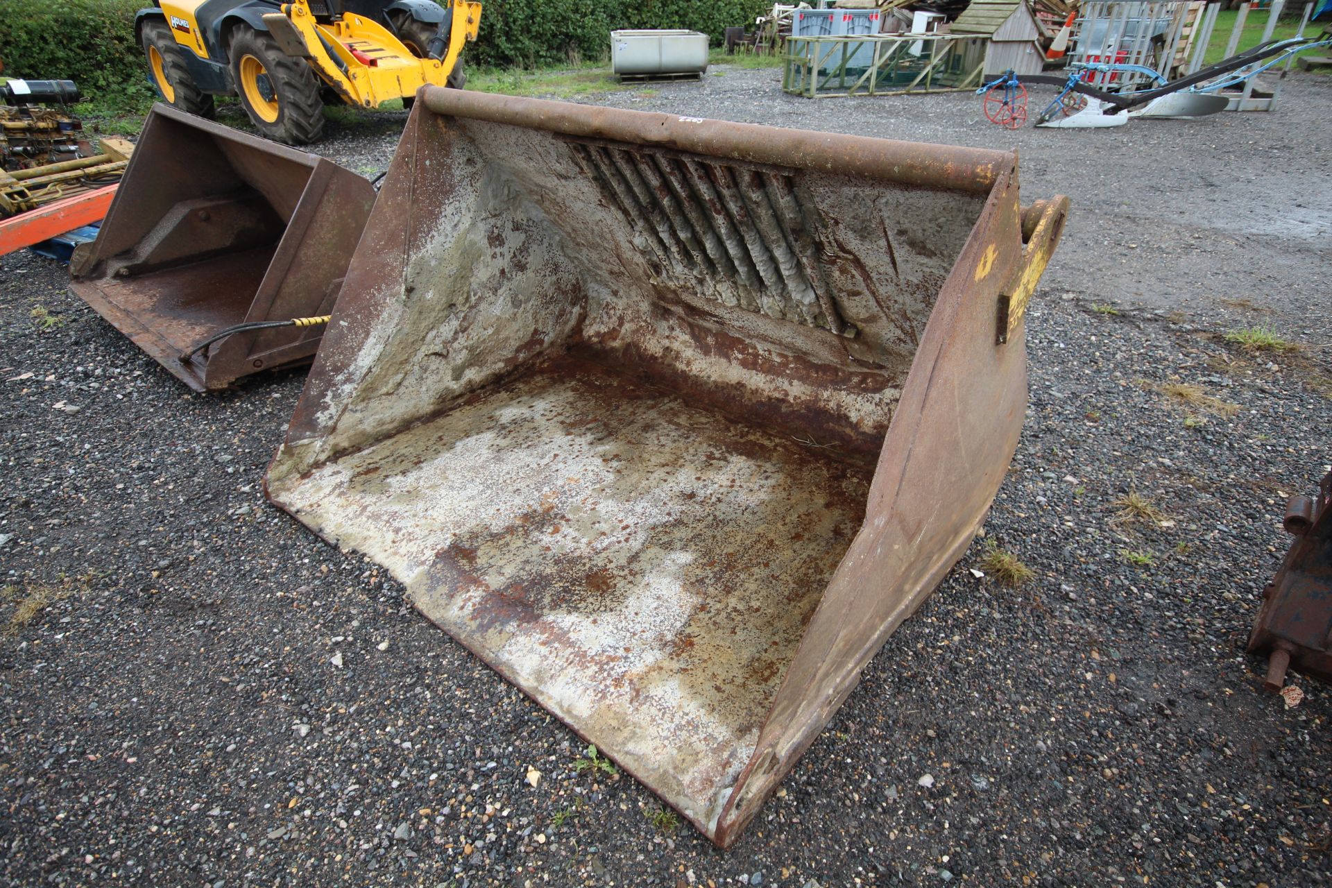 Large capacity 6ft loader bucket. Farm made Manitou brackets. V - Image 2 of 8