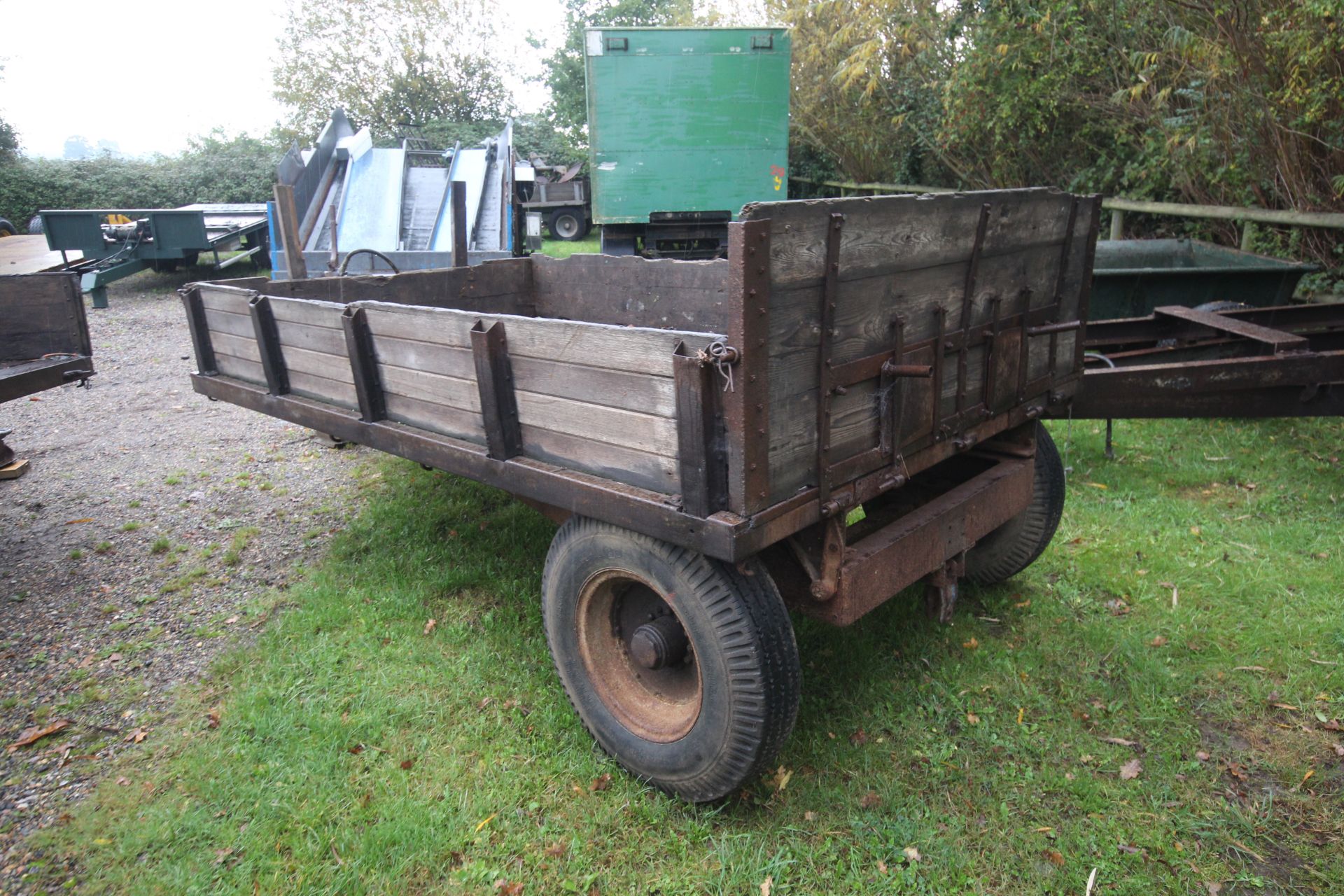 Ferguson FJEA-40 3T tipping trailer. With drop in sides and 12-stud axle. Badged. Serial number - Image 3 of 15
