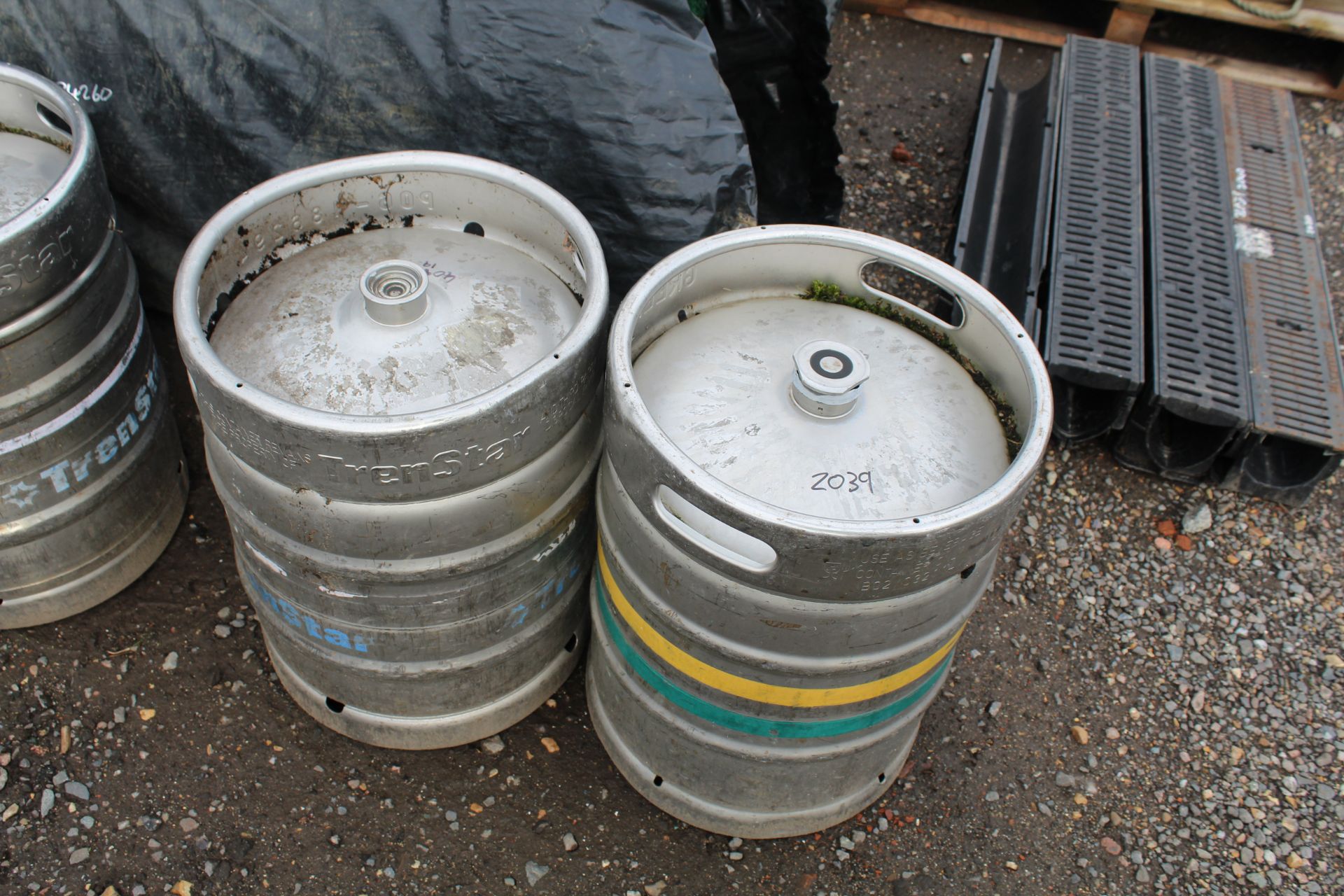 2x beer kegs.