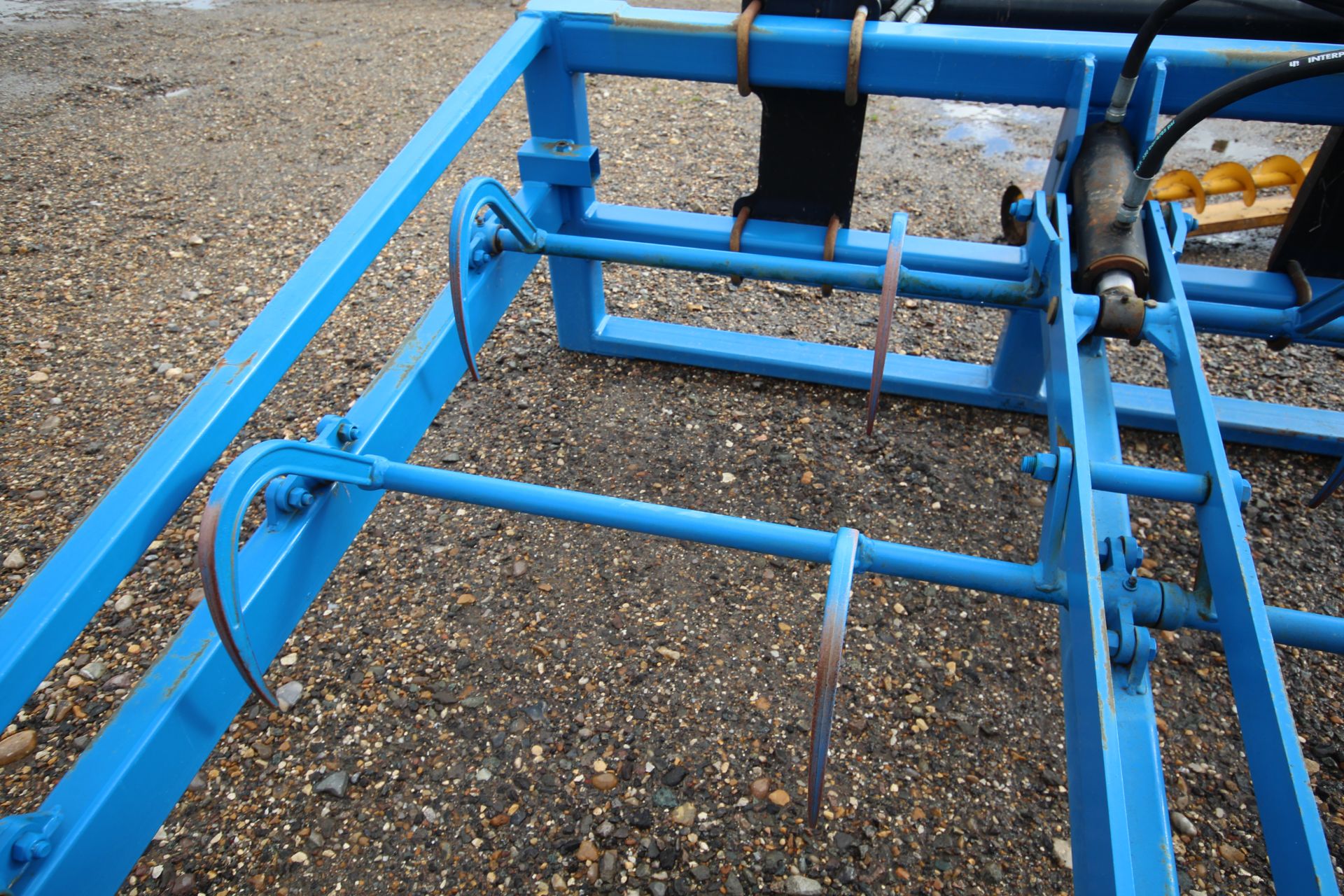 Flat 8 bale grab with guide rail. Manitou brackets. - Image 7 of 12