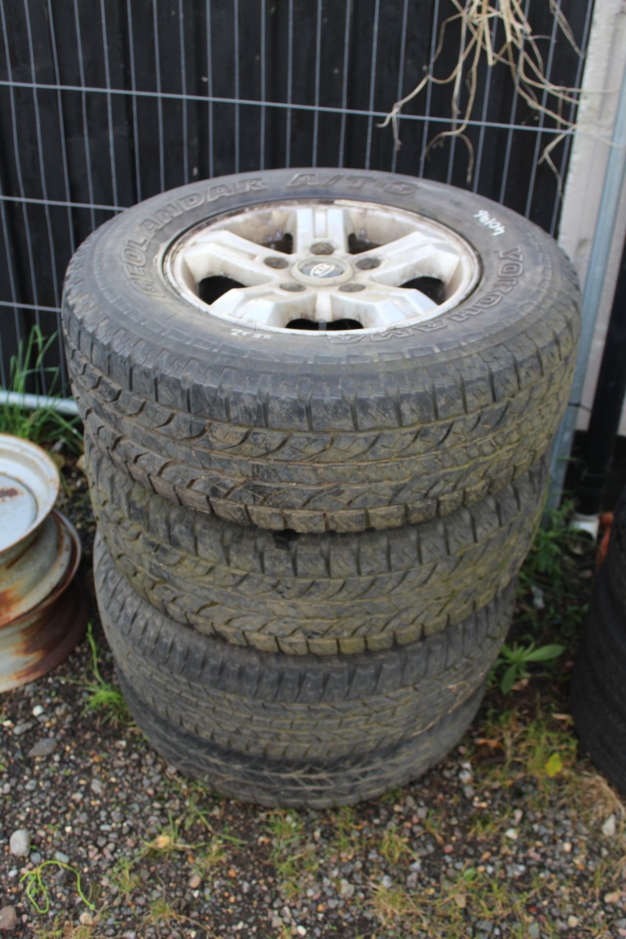 4x Kia alloy wheels and tyres.