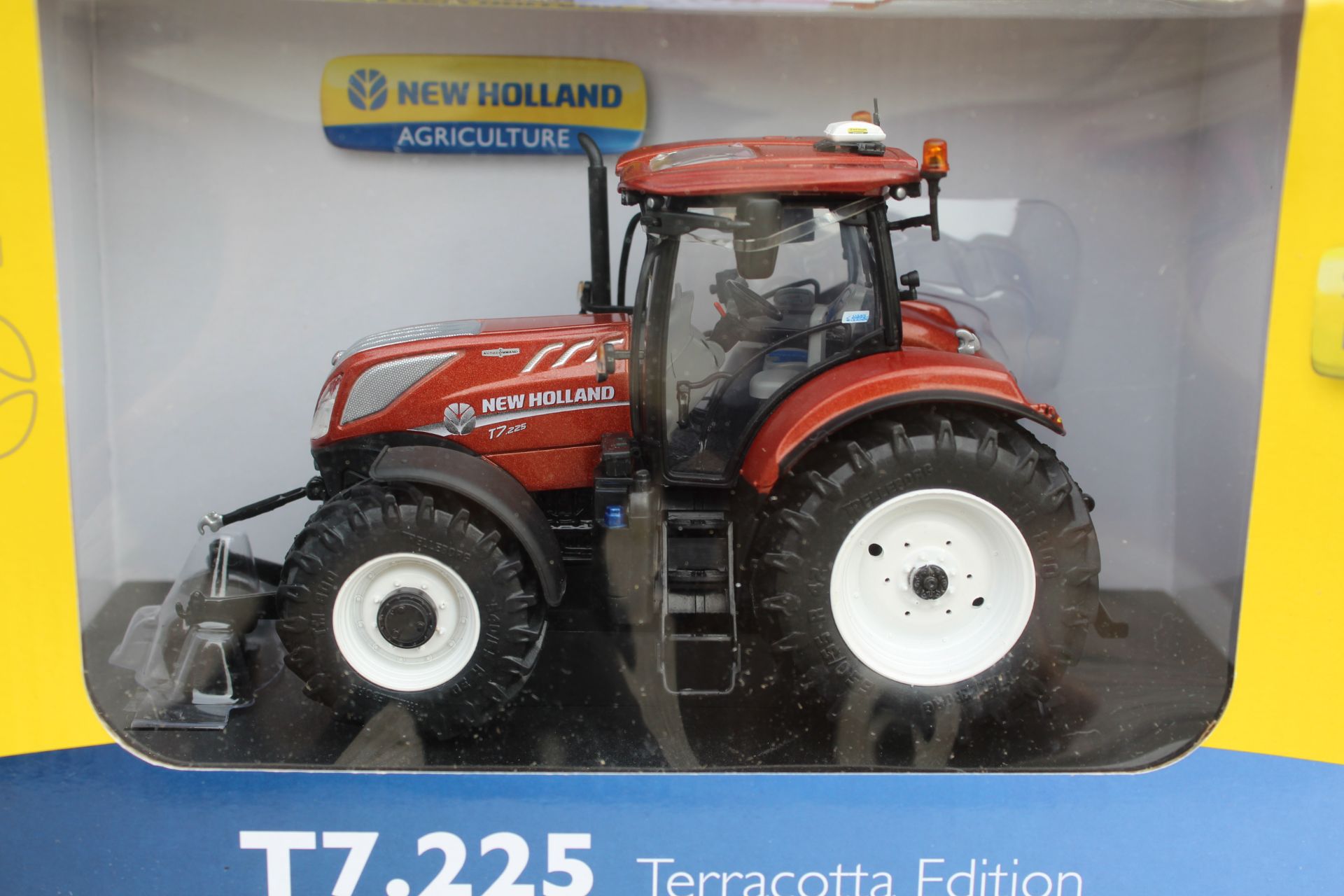 UH New Holland T7.225 Terracotta Tractor - Limited Edition 1/32 . V - Image 2 of 2