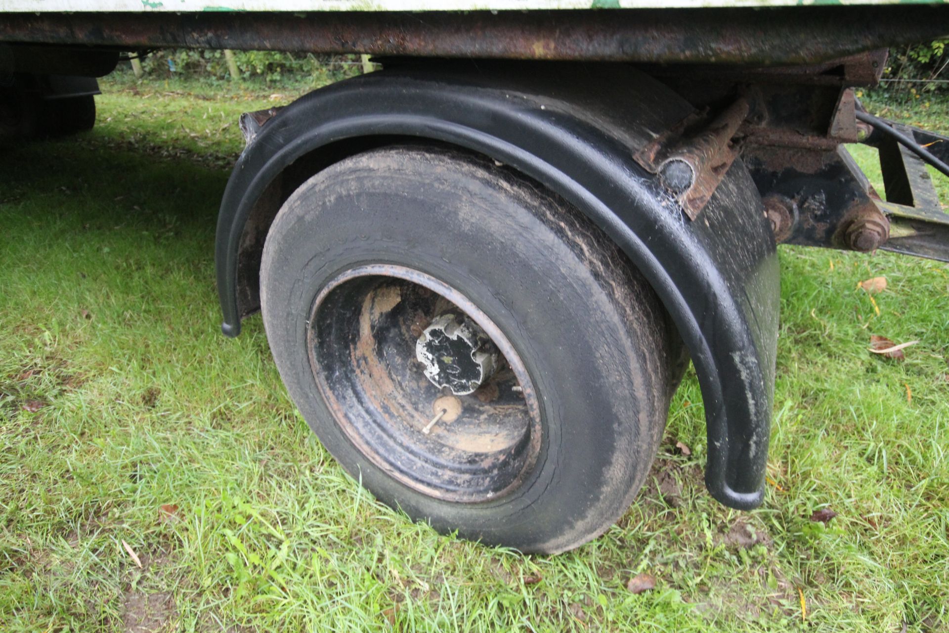 4-wheel turntable beavertail low loader trailer. With Manual ramps and front workshop. V - Image 10 of 25