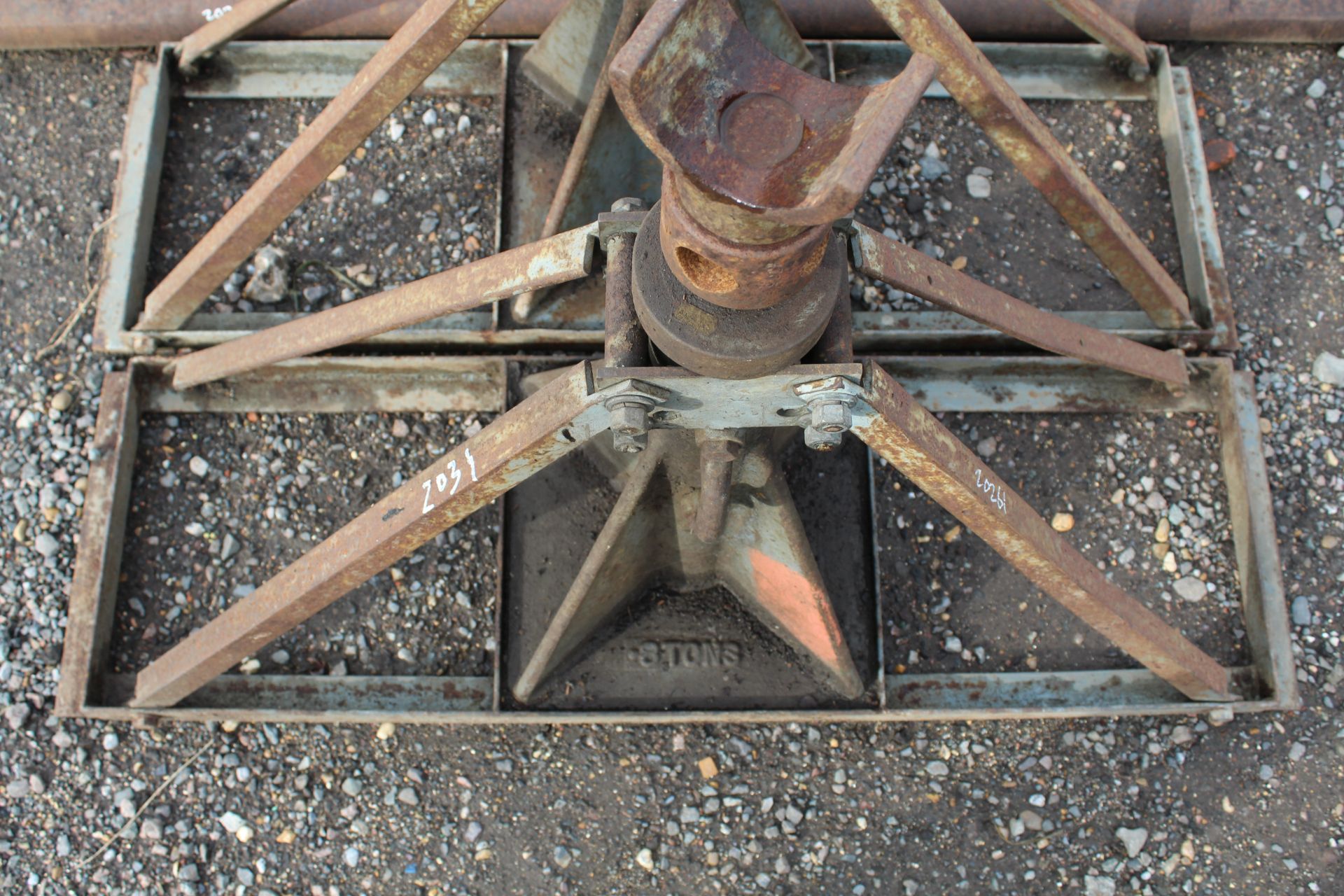 Par of 8T ex-army screw jacks for building. - Image 5 of 5